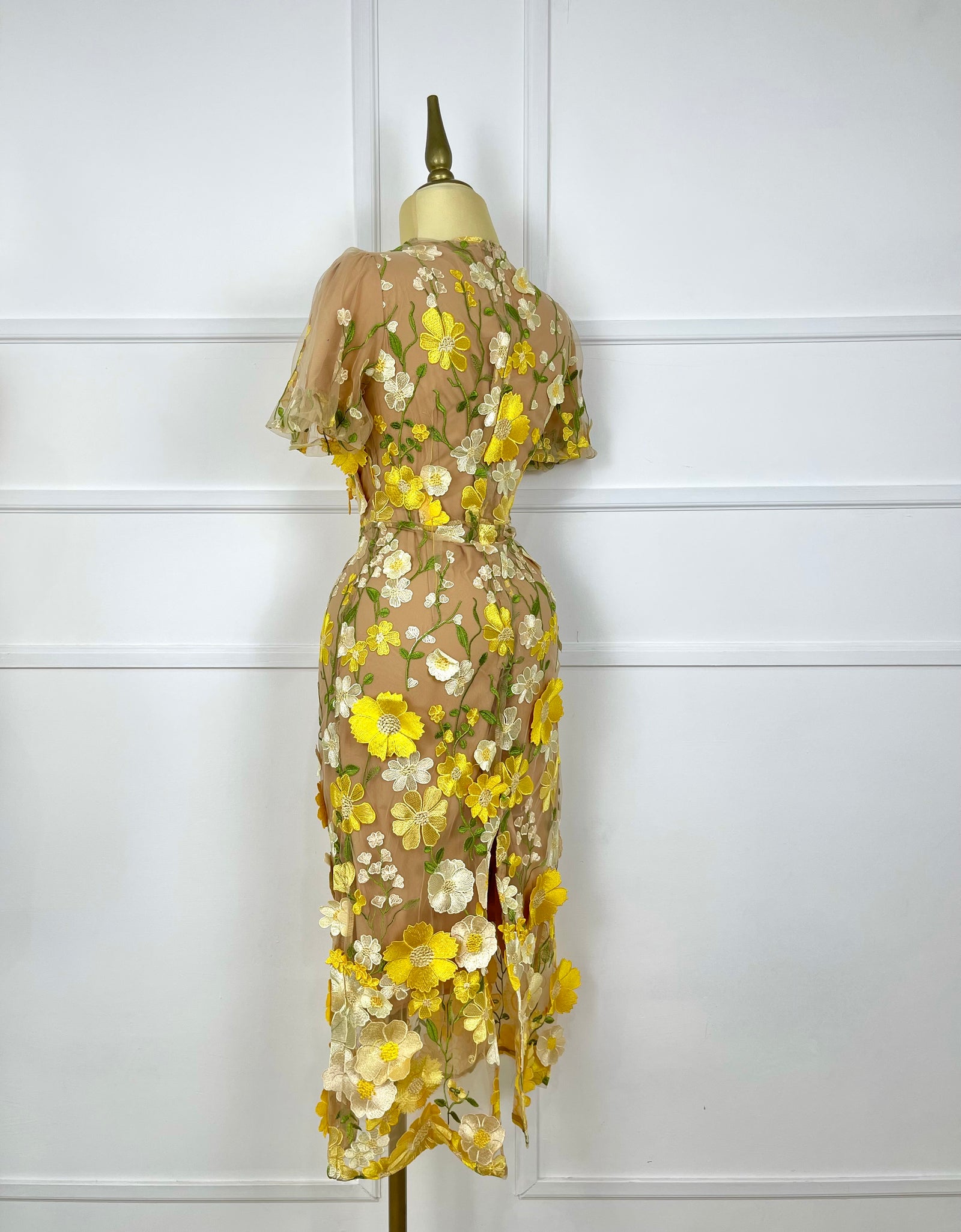 Vestido flores amarillas con fondo nude