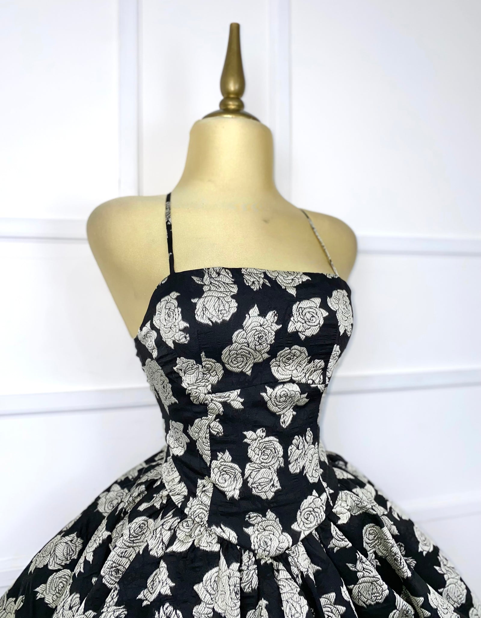Vestido negro con flores grises brocado