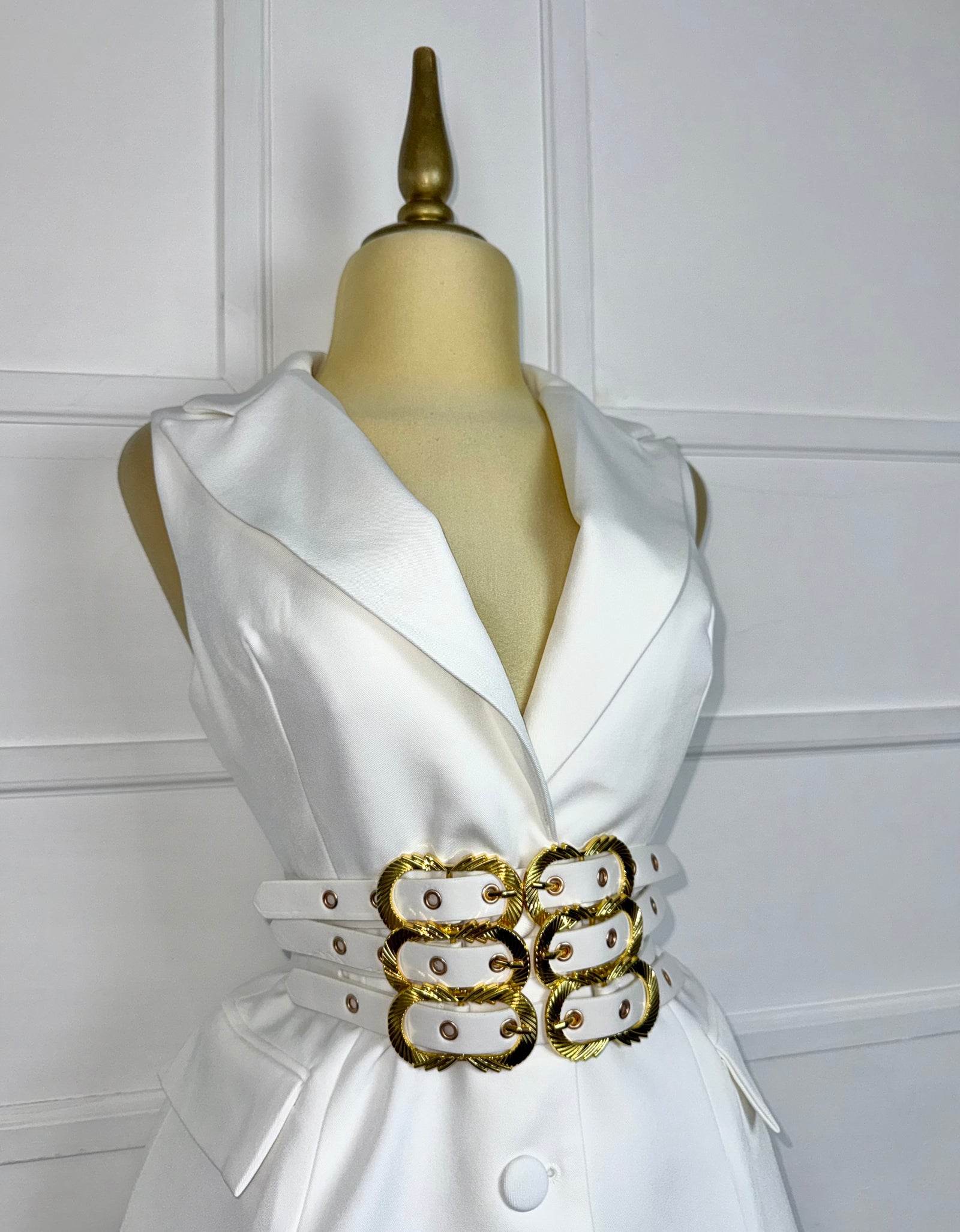 Blazer blanco con cinto hebillas doradas