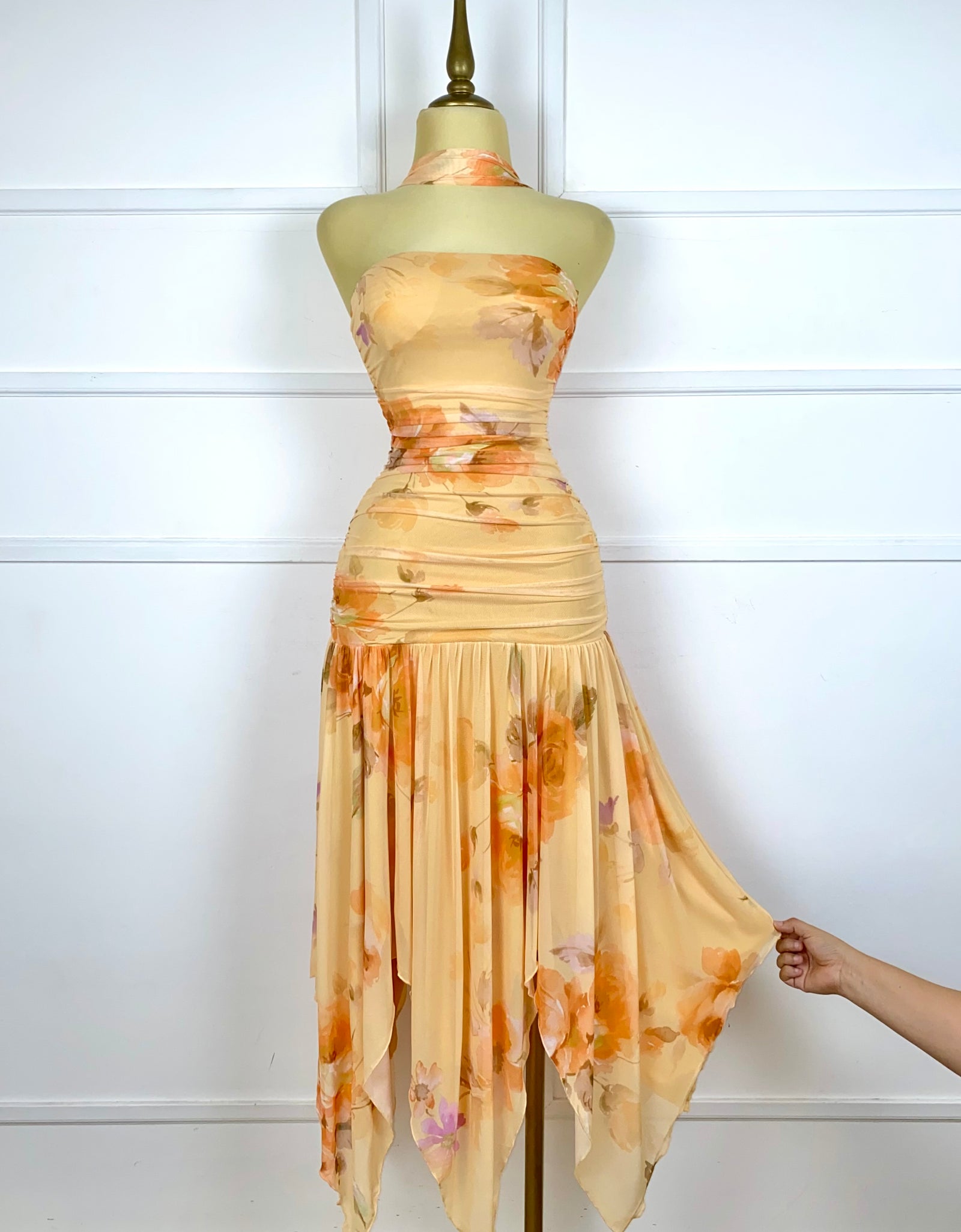 Vestido amarillo strapless asimétrico