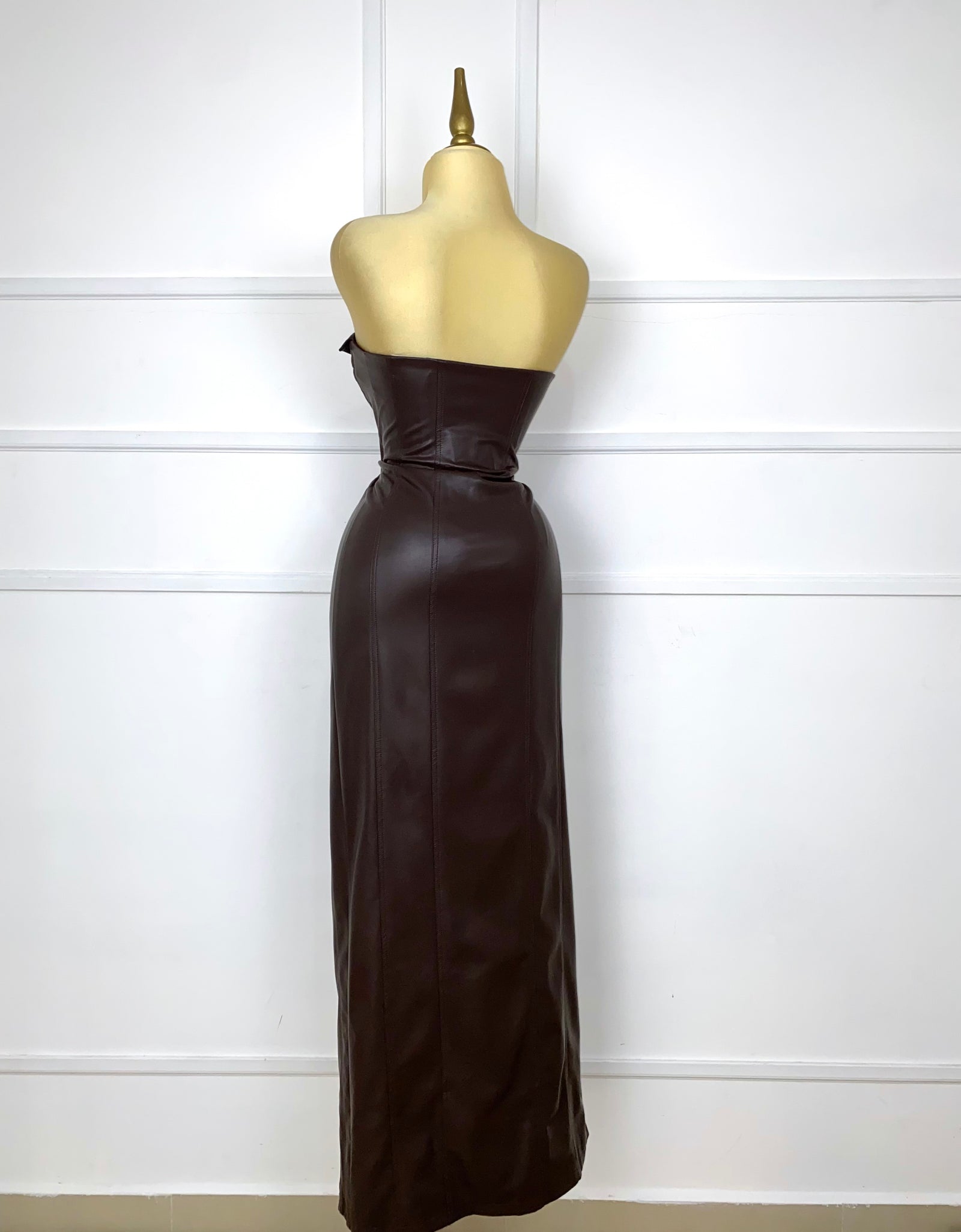 Vestido vinipiel strapless con botones dorados