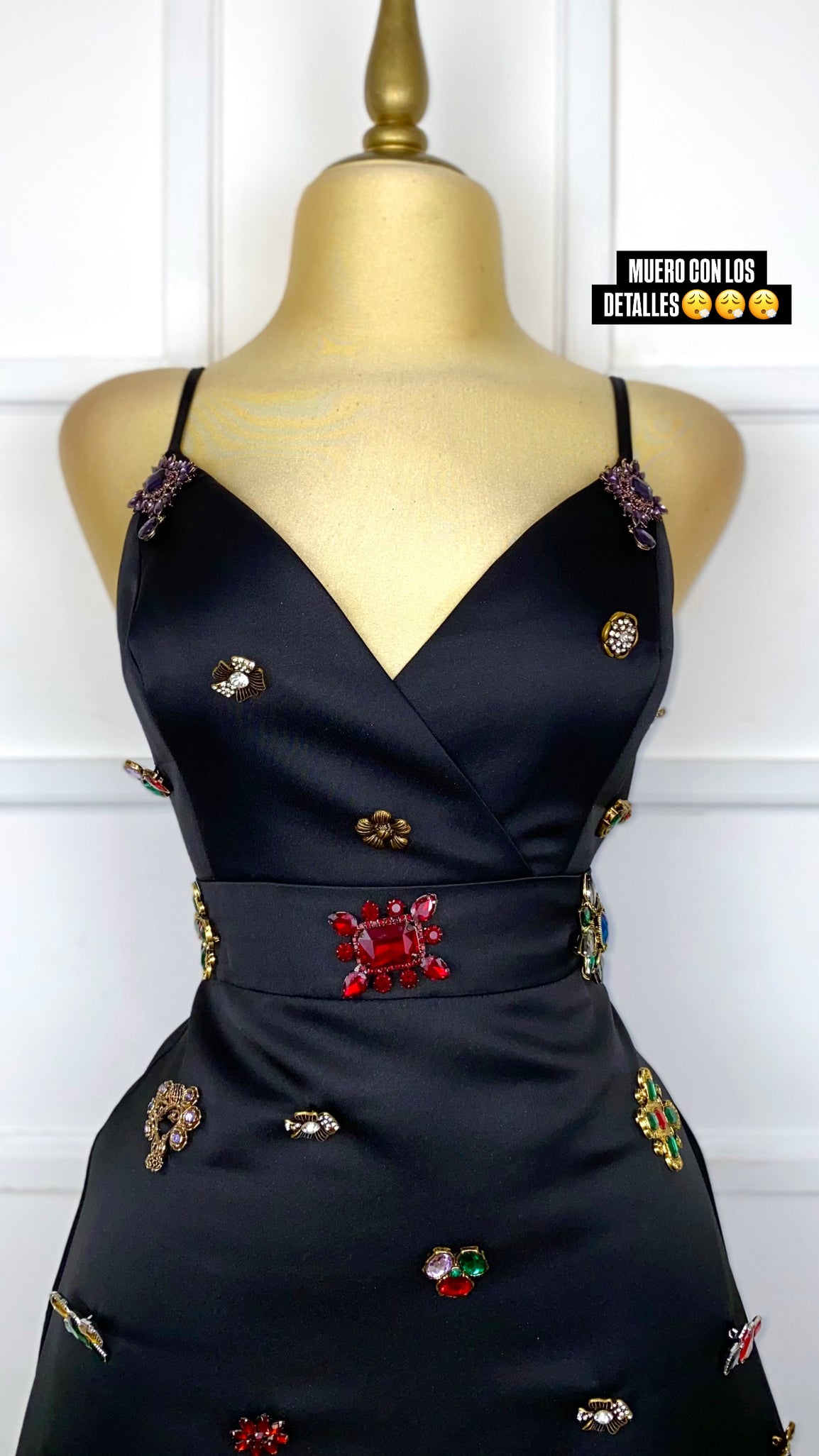 Vestido negro corto con botones de pedrería