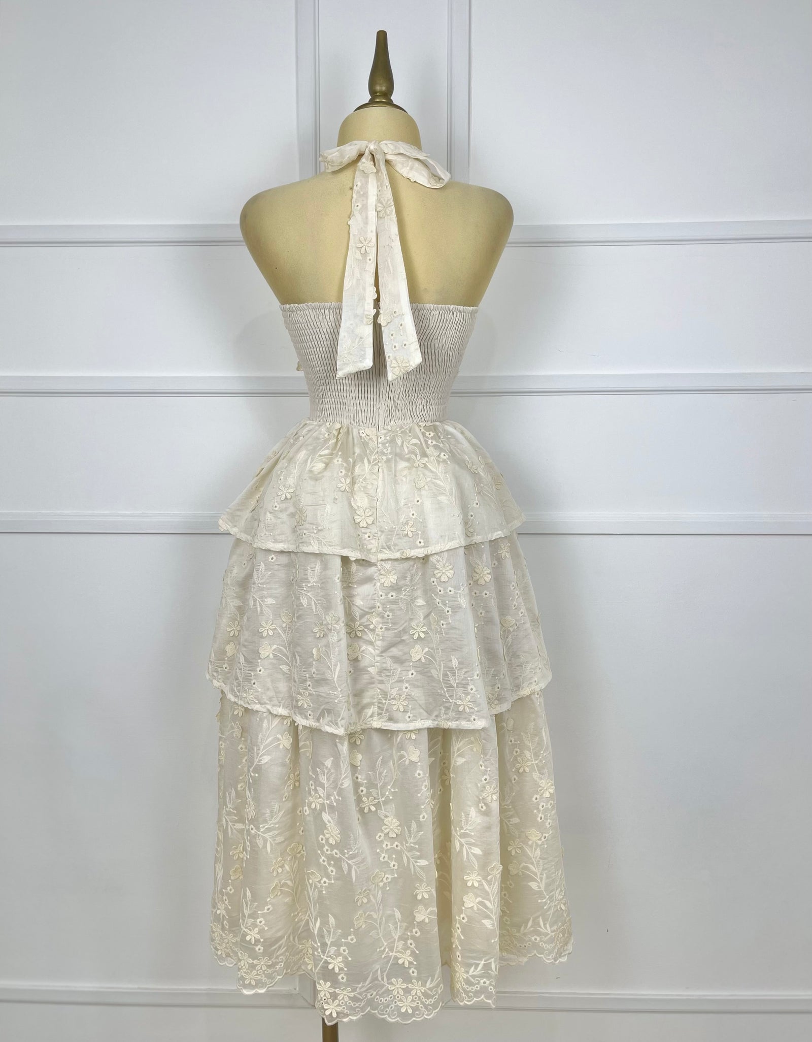 Vestido crema con flores y olanes