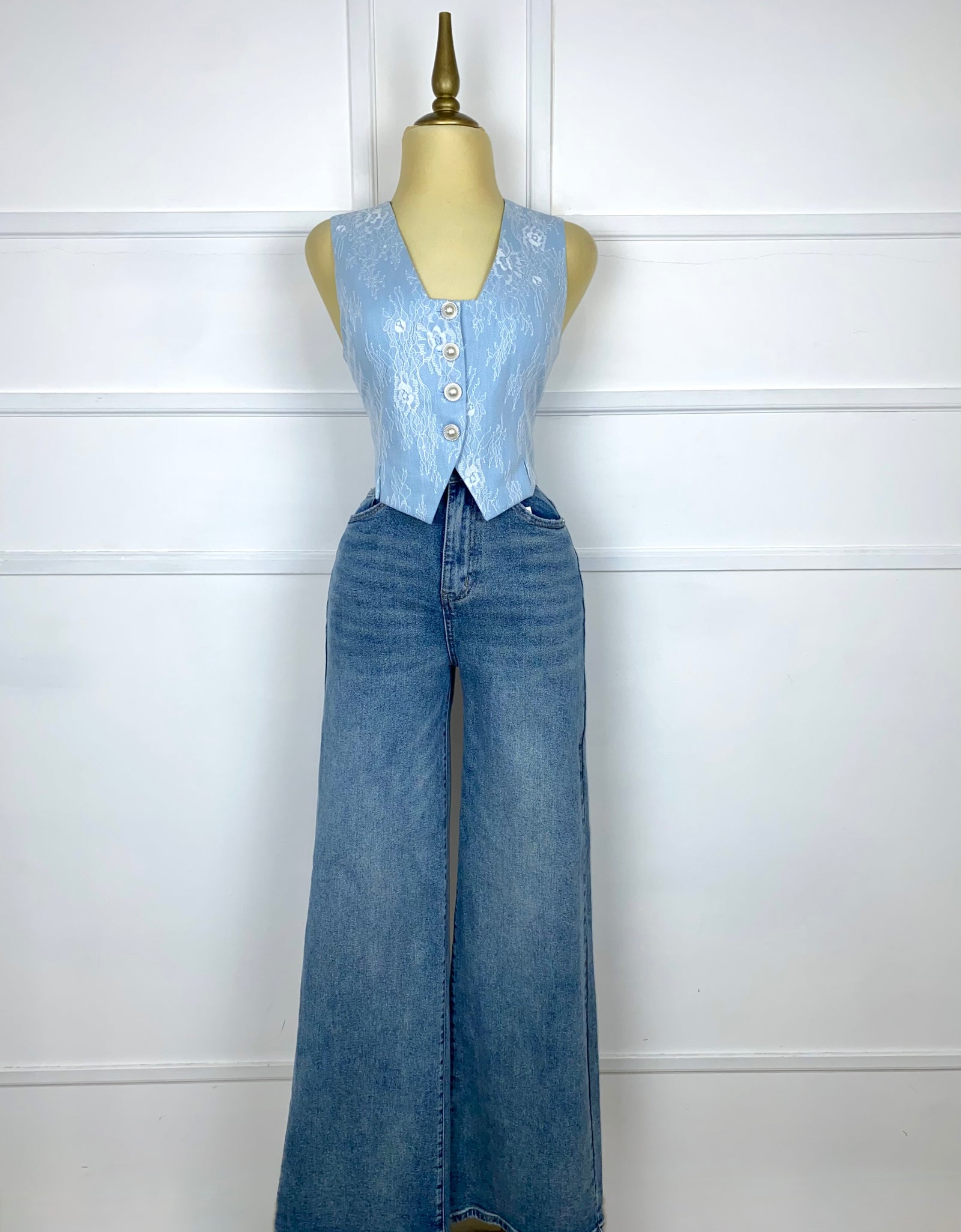 Blusa azul con encaje y botones