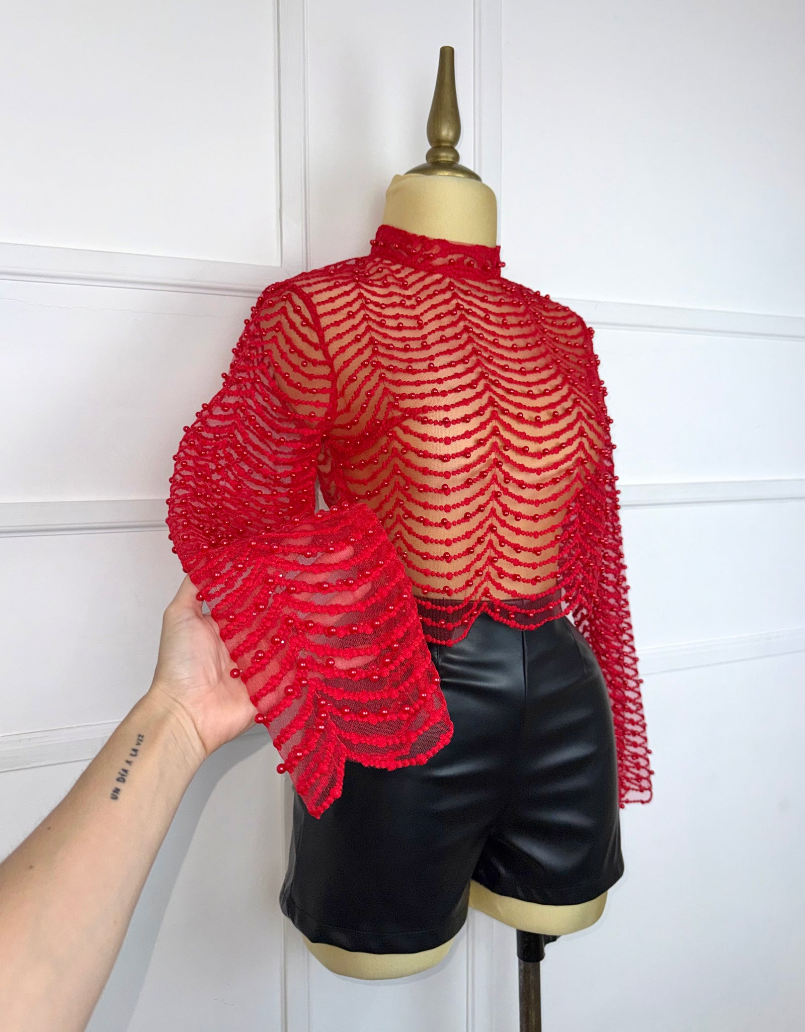 Blusa roja con perlas
