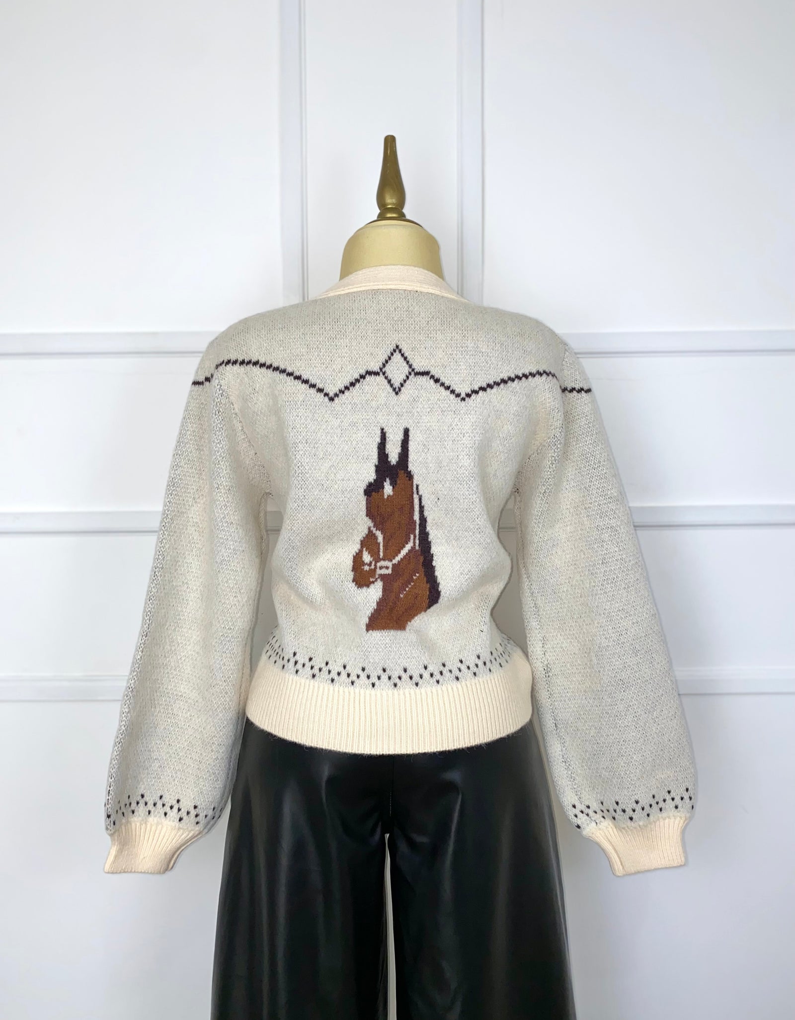 Suéter tejido con caballos