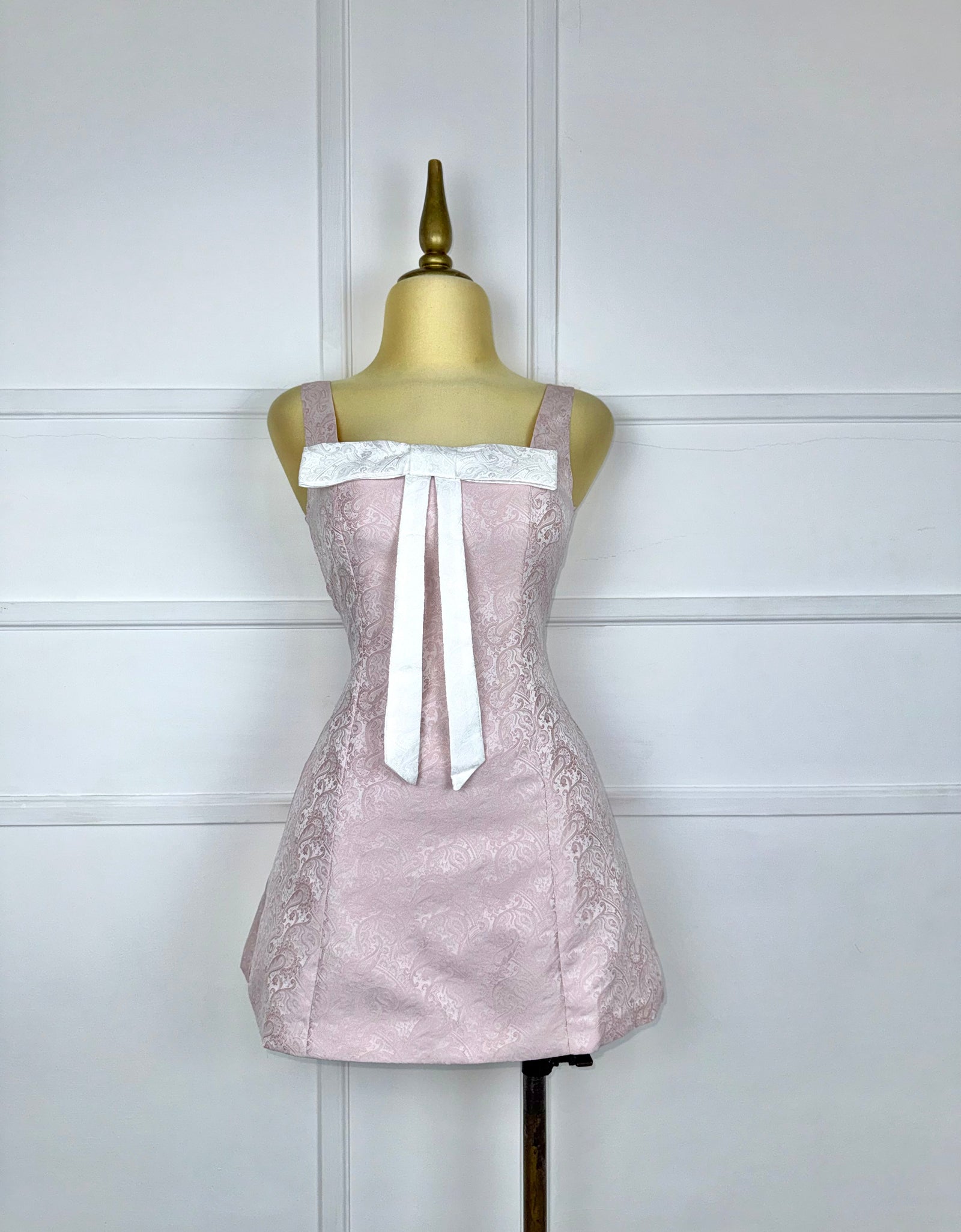 Vestido rosa brocado moño blanco