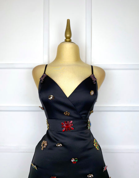 Vestido negro corto con botones de pedrería