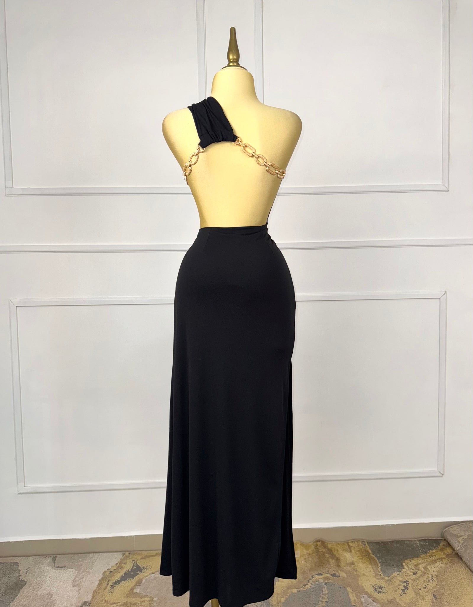Vestido negro con cadena dorada