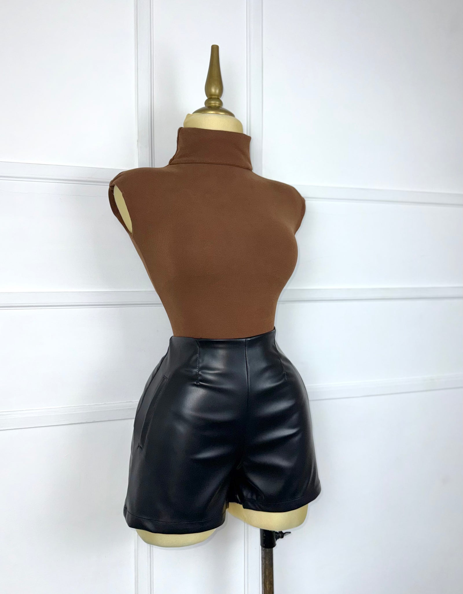 Short liso vinipiel