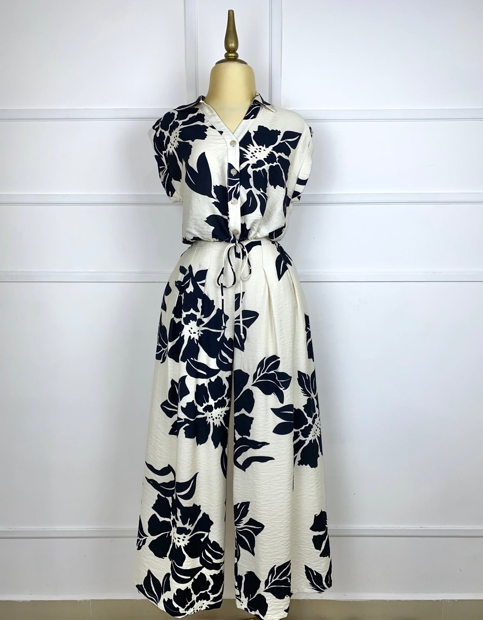 Set beige con flores negras