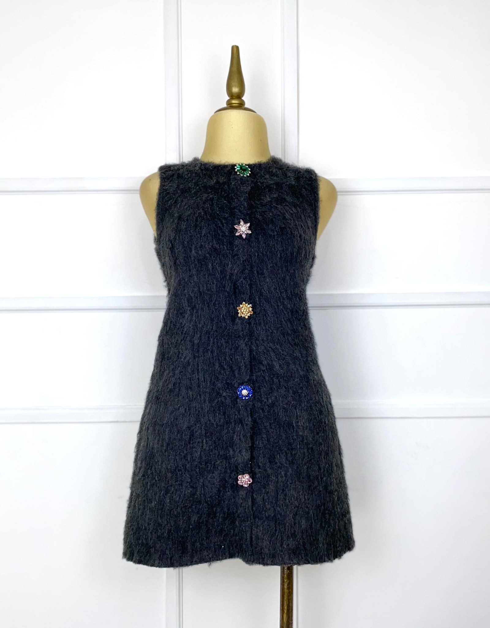 Vestido gris afelpado botones pedrería