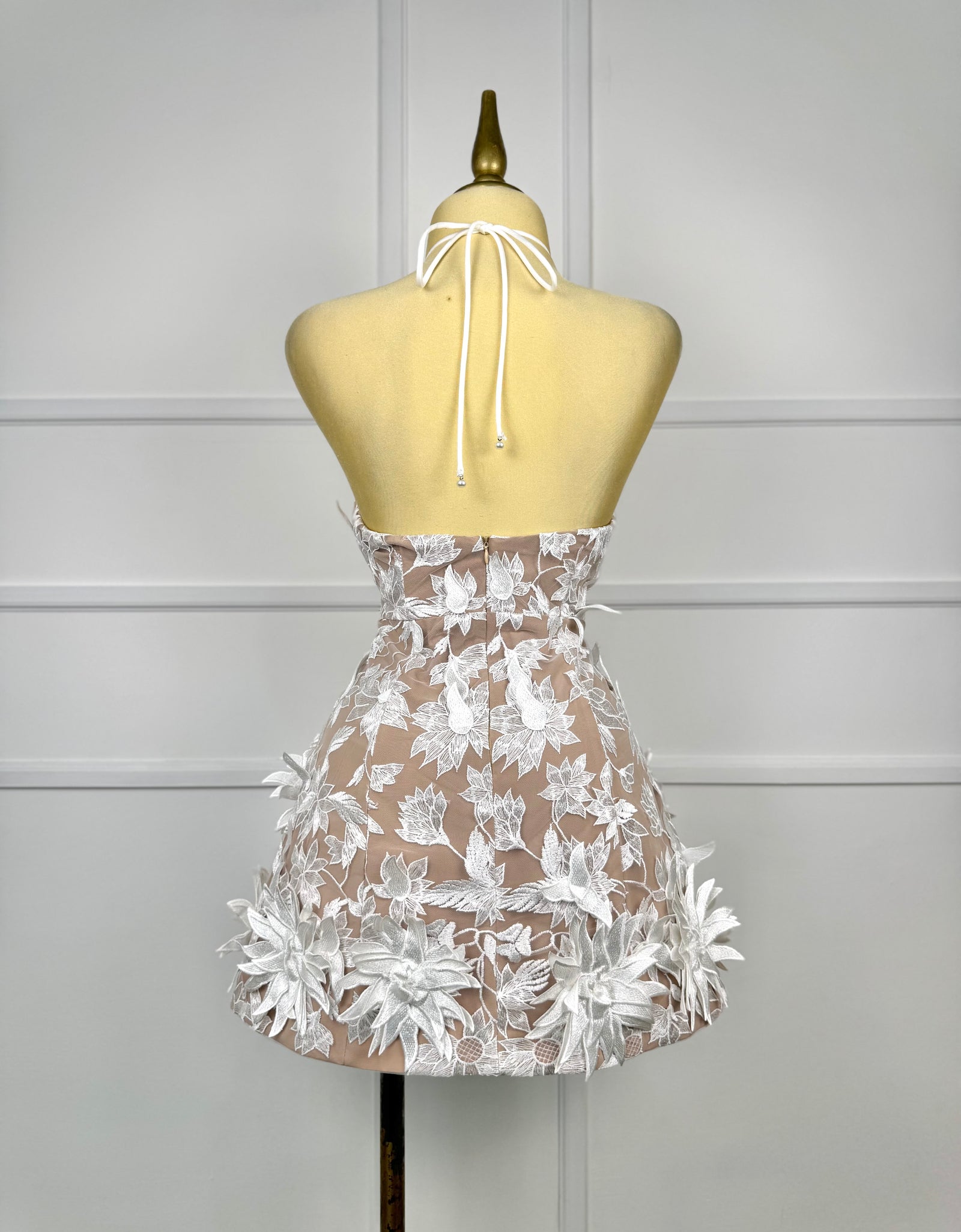 Vestido beige con flores blancas 3D