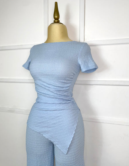 Set azul cielo asimétrico con textura