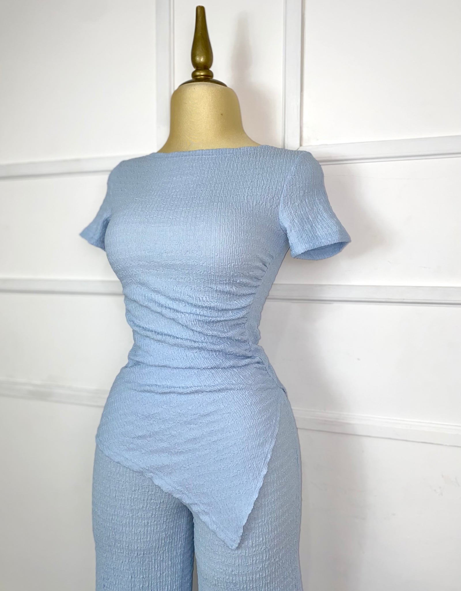 Set azul cielo asimétrico con textura