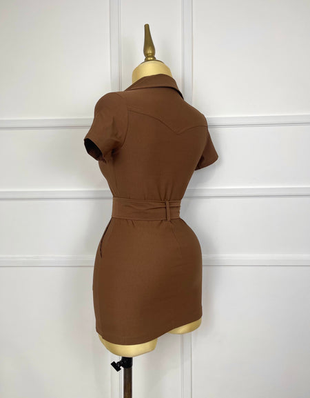 Vestido café con cinto y cierre