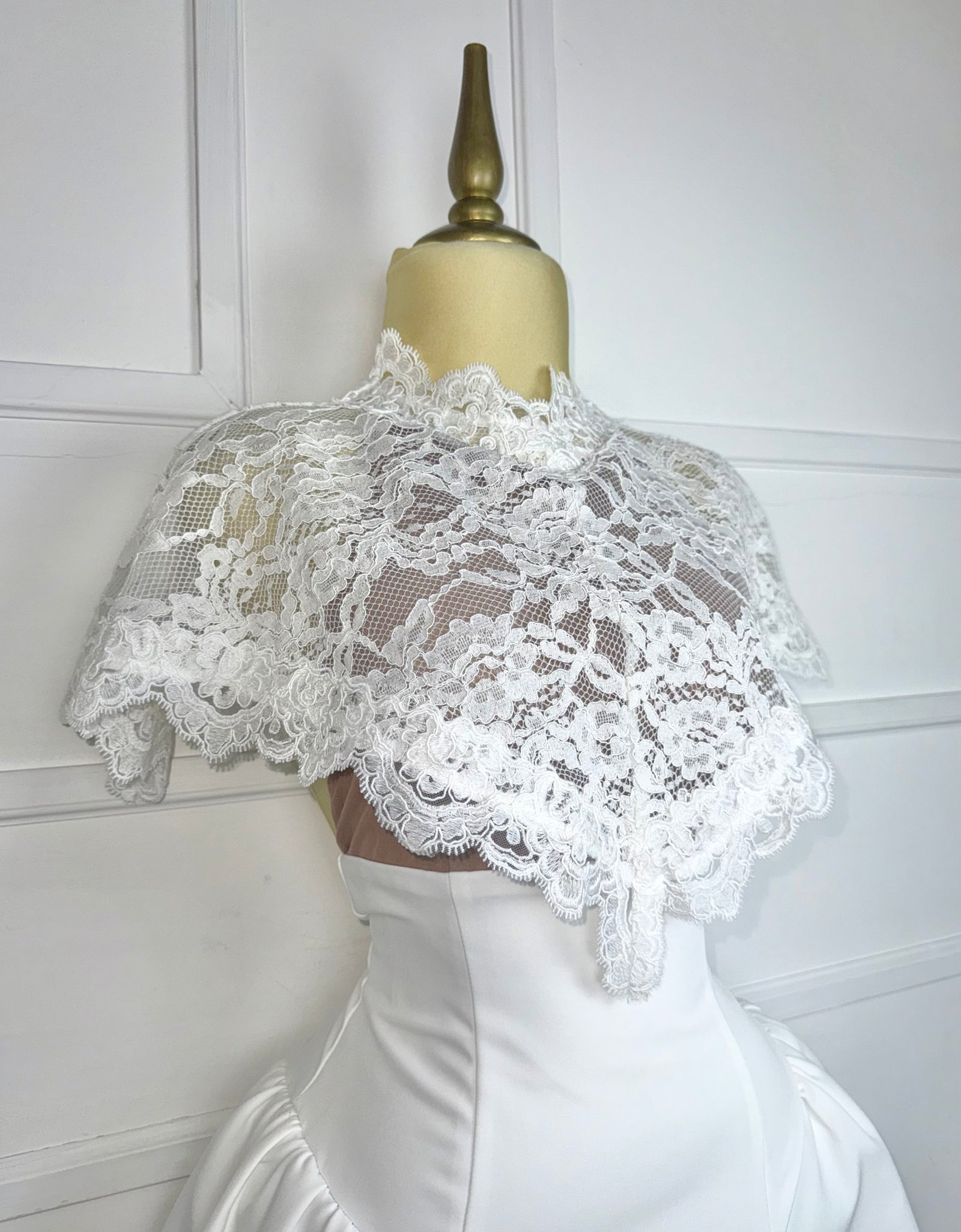 Vestido blanco con capa guipur