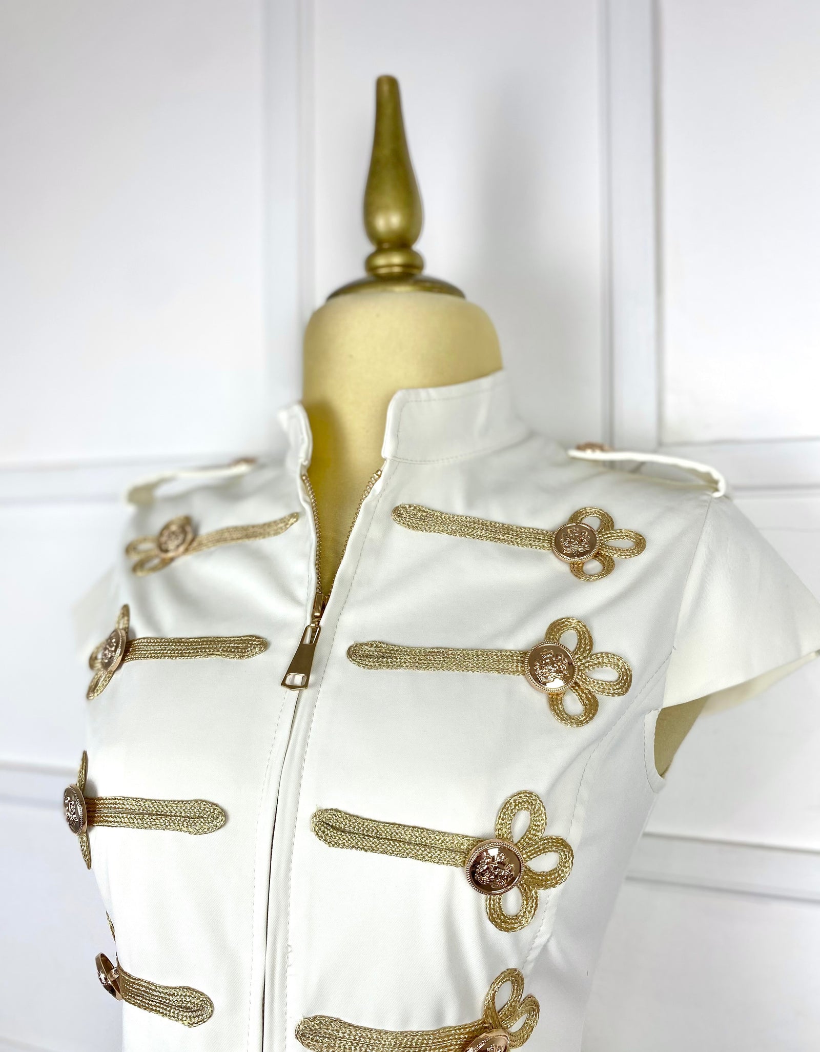 Chaleco beige con bordado y botones dorados
