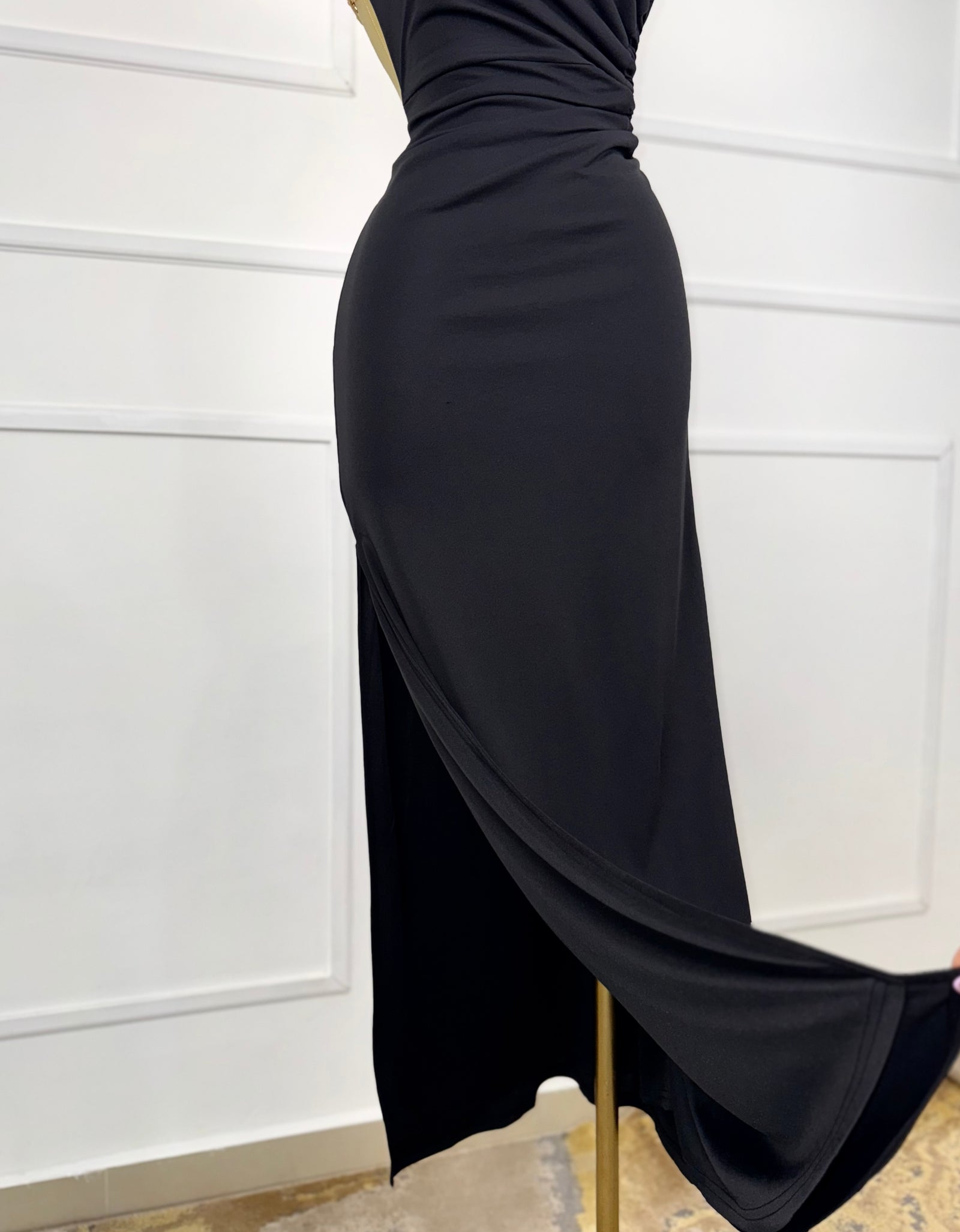 Vestido negro con cadena dorada