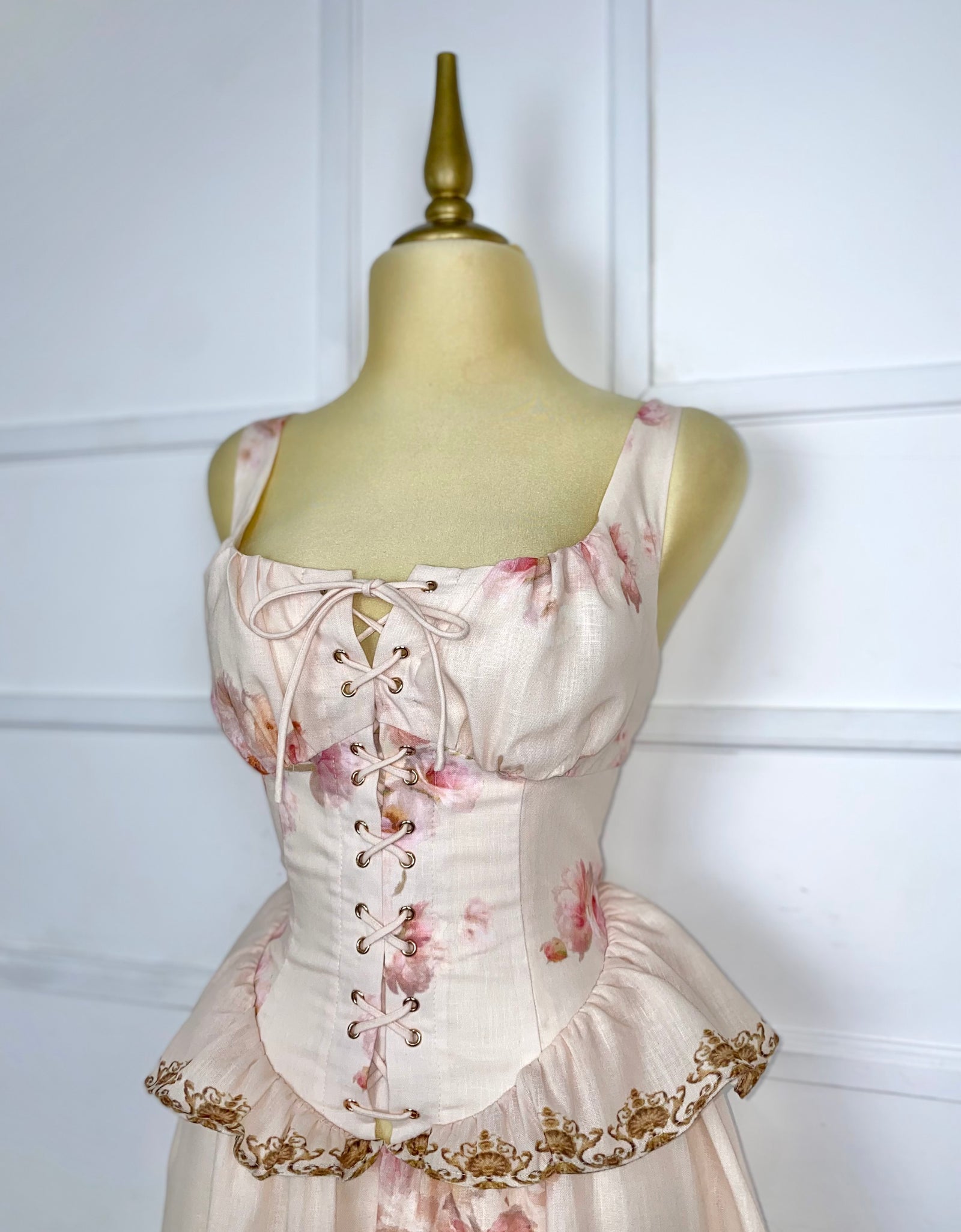 Vestido midi estampado con olan