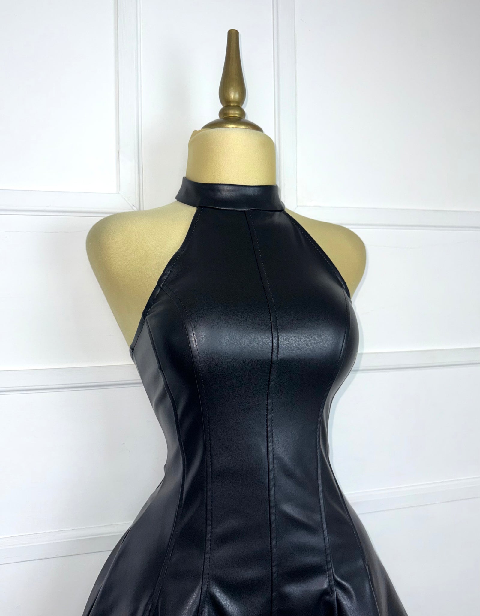 Vestido corto negro de vinipiel