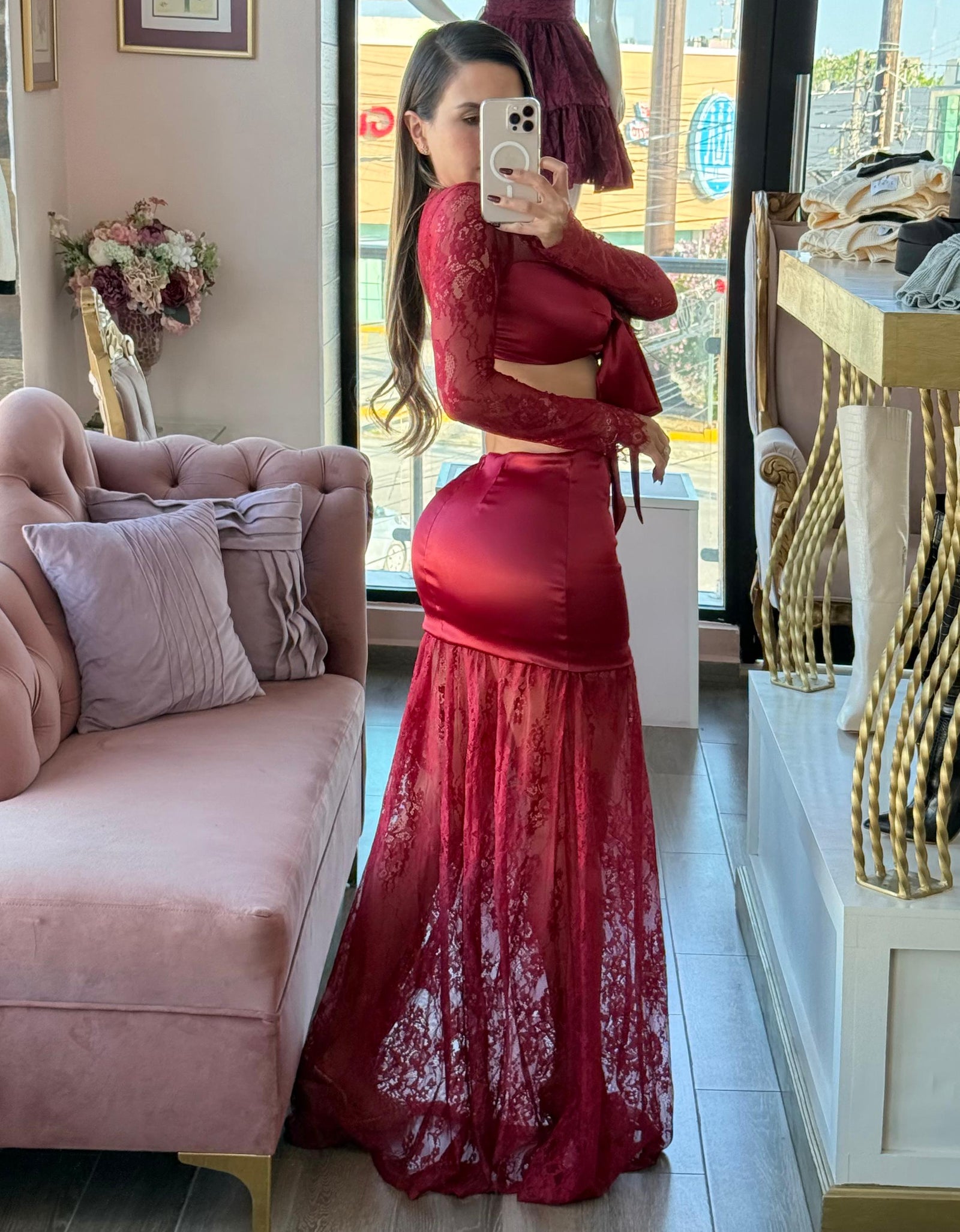 Vestido tinto satín con encaje