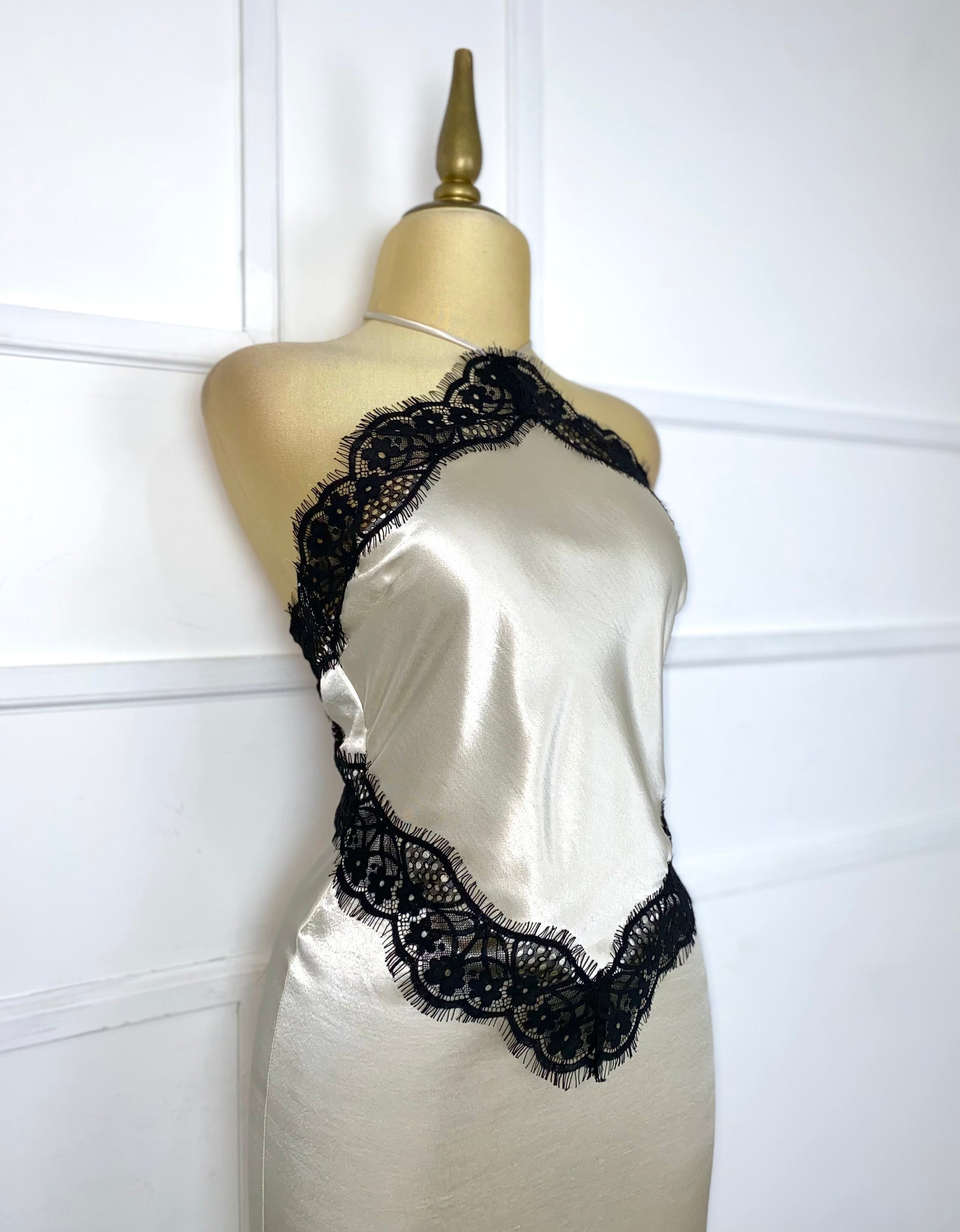 Vestido satinado con encaje