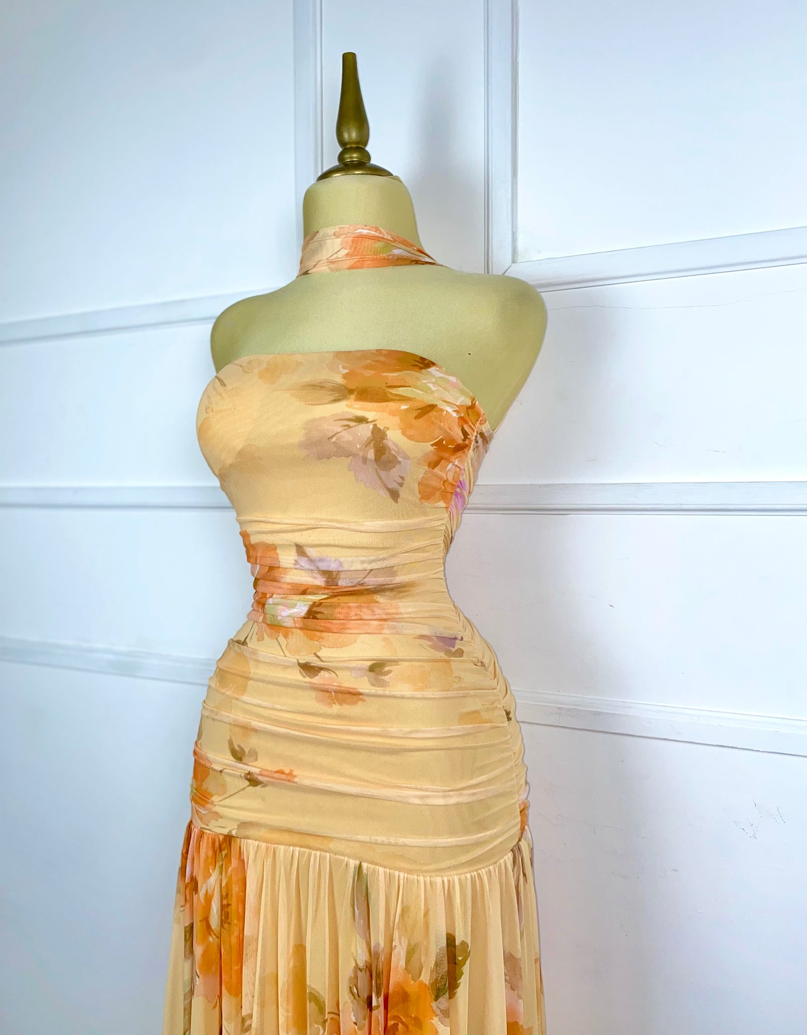 Vestido amarillo strapless asimétrico