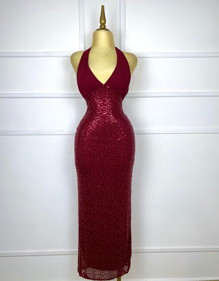 Vestido tinto largo con lentejuelas y chaquiras