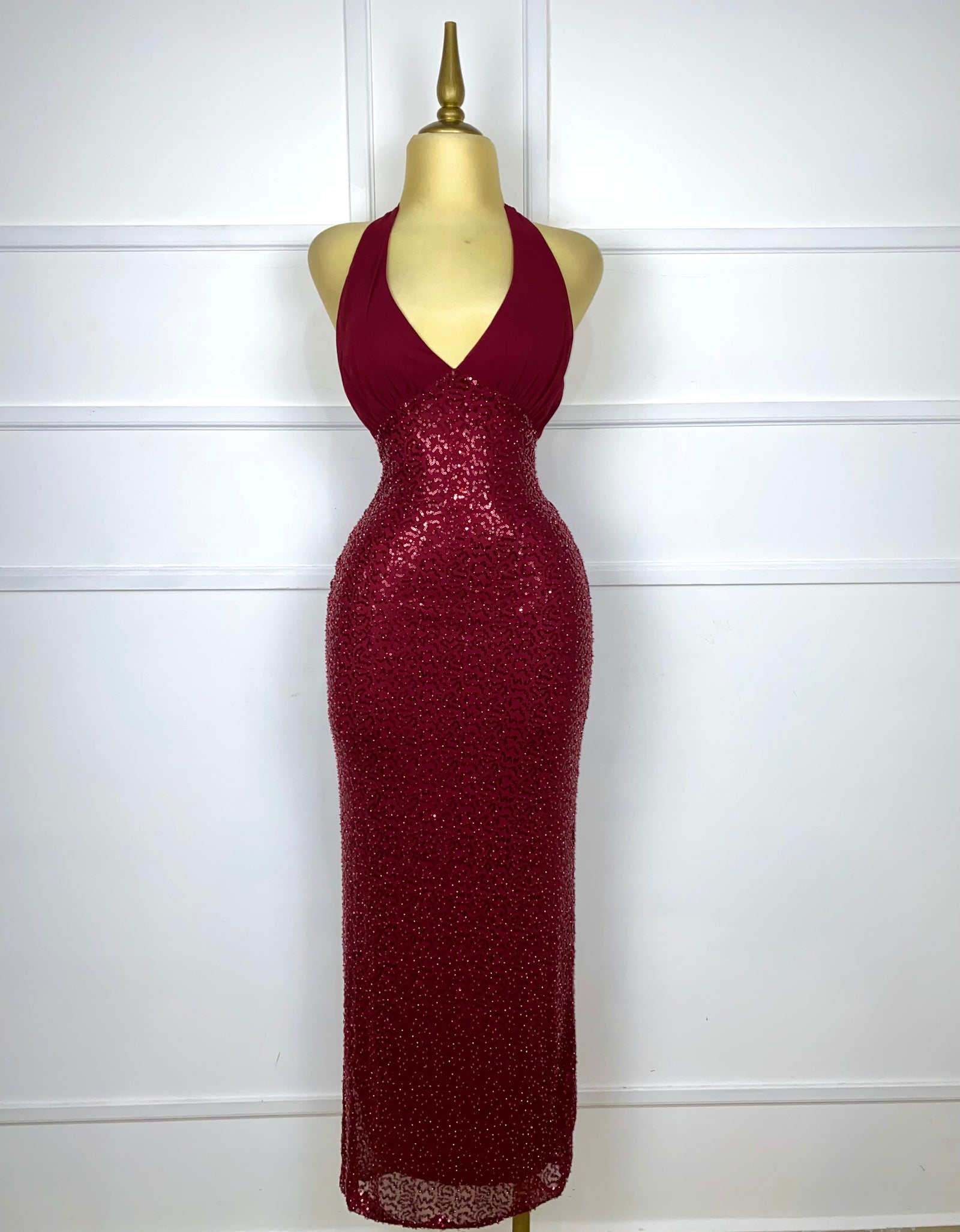 Vestido tinto largo con lentejuelas y chaquiras