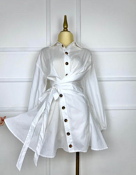 Vestido blanco asimétrico con listones