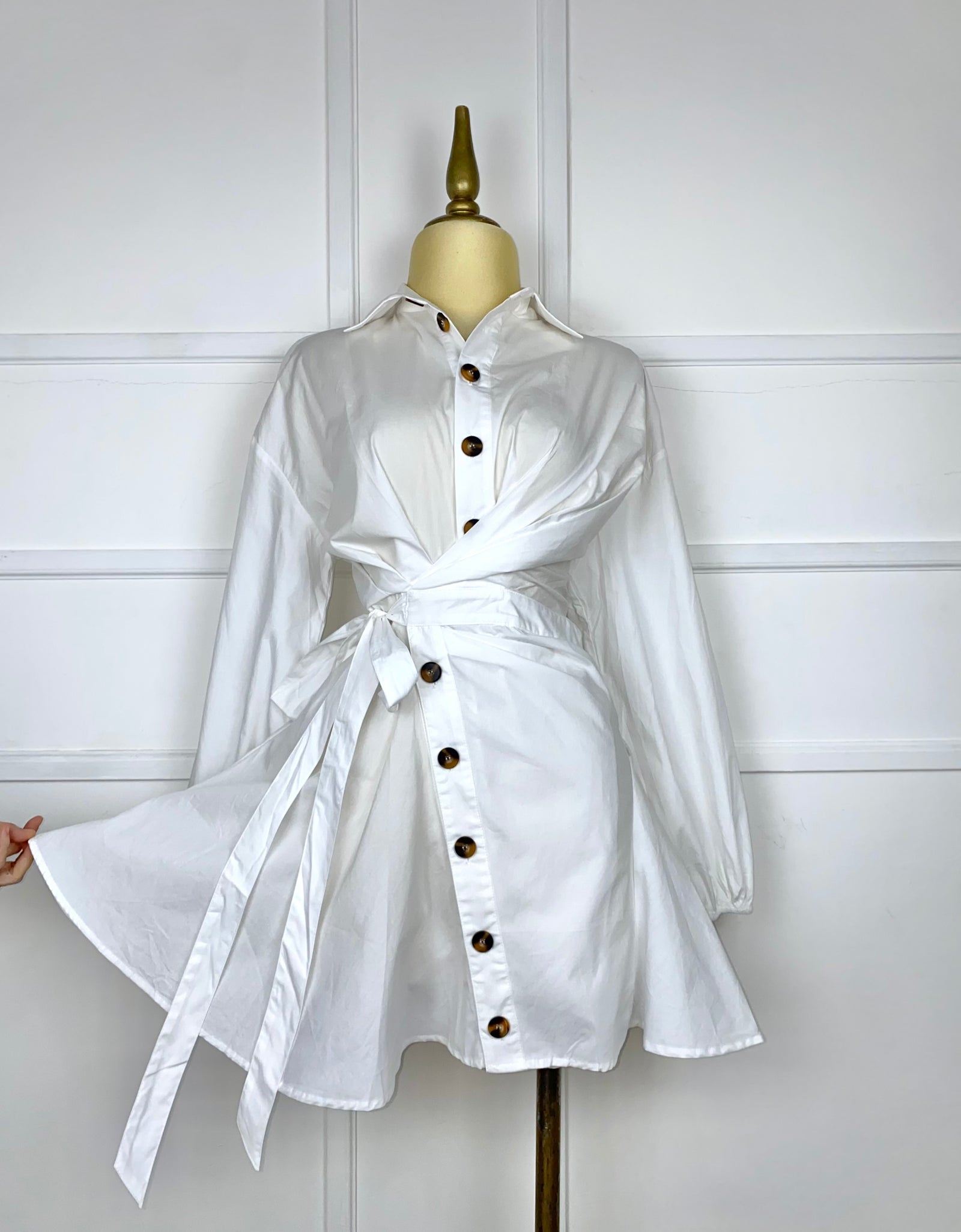 Vestido blanco asimétrico con listones