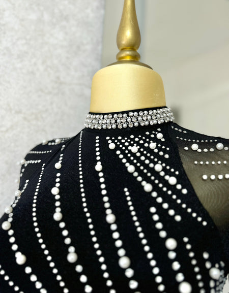 Vestido negro con pedrería y perlas