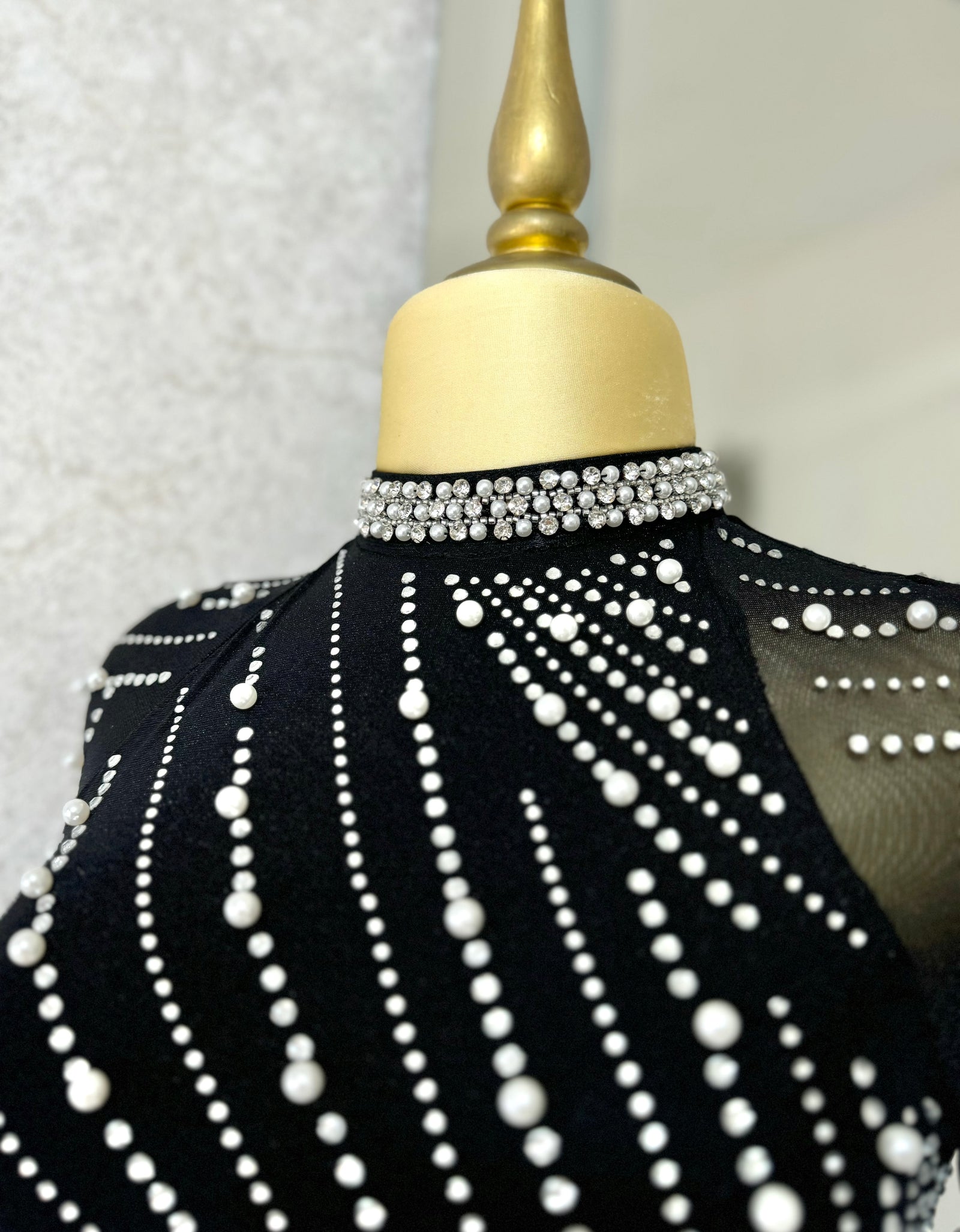Vestido negro con pedrería y perlas