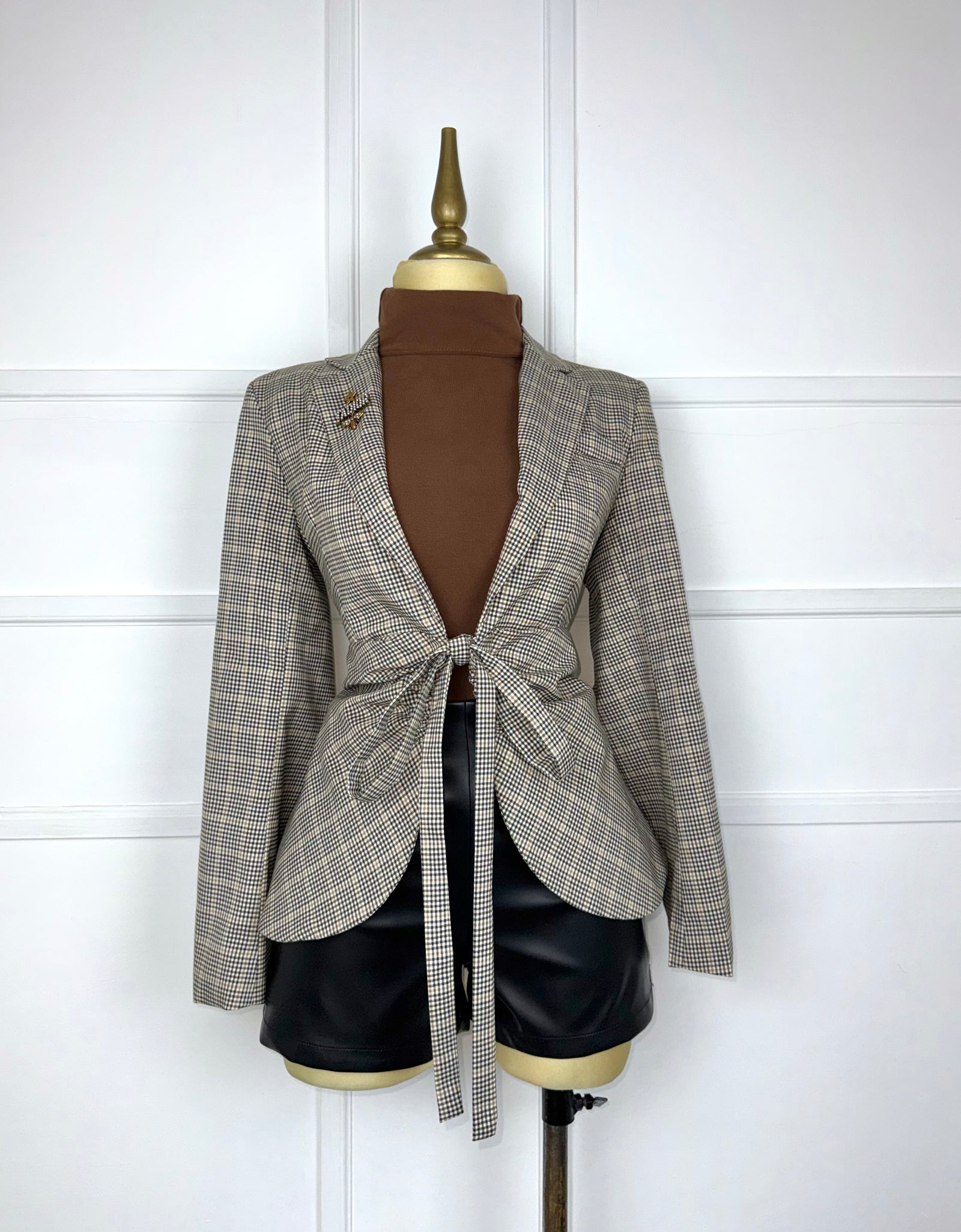 Blazer cuadros con prendedor