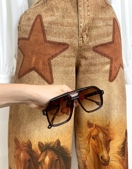 Pantalón café con estampado de caballos