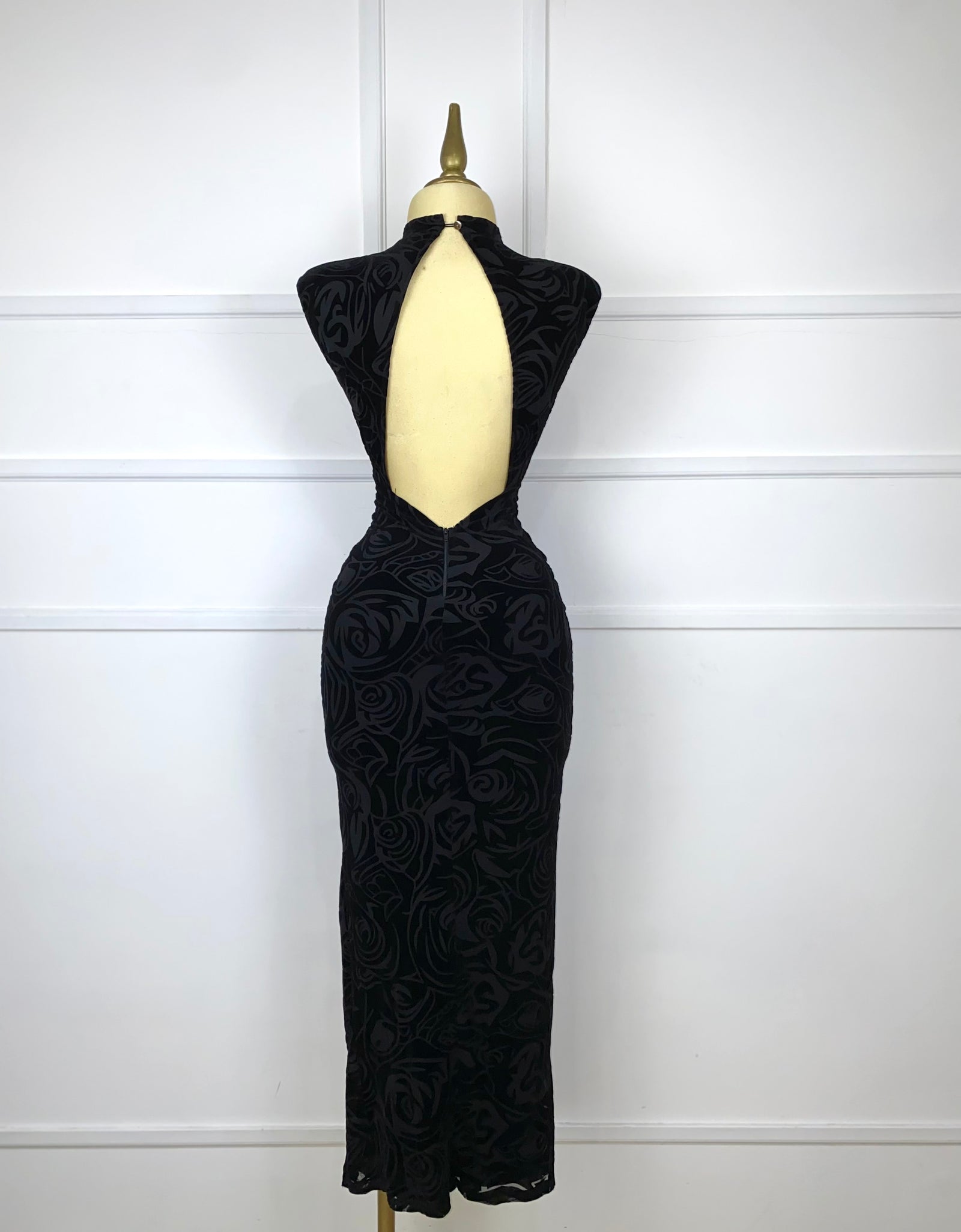 Vestido negro estampado terciopelo con abertura