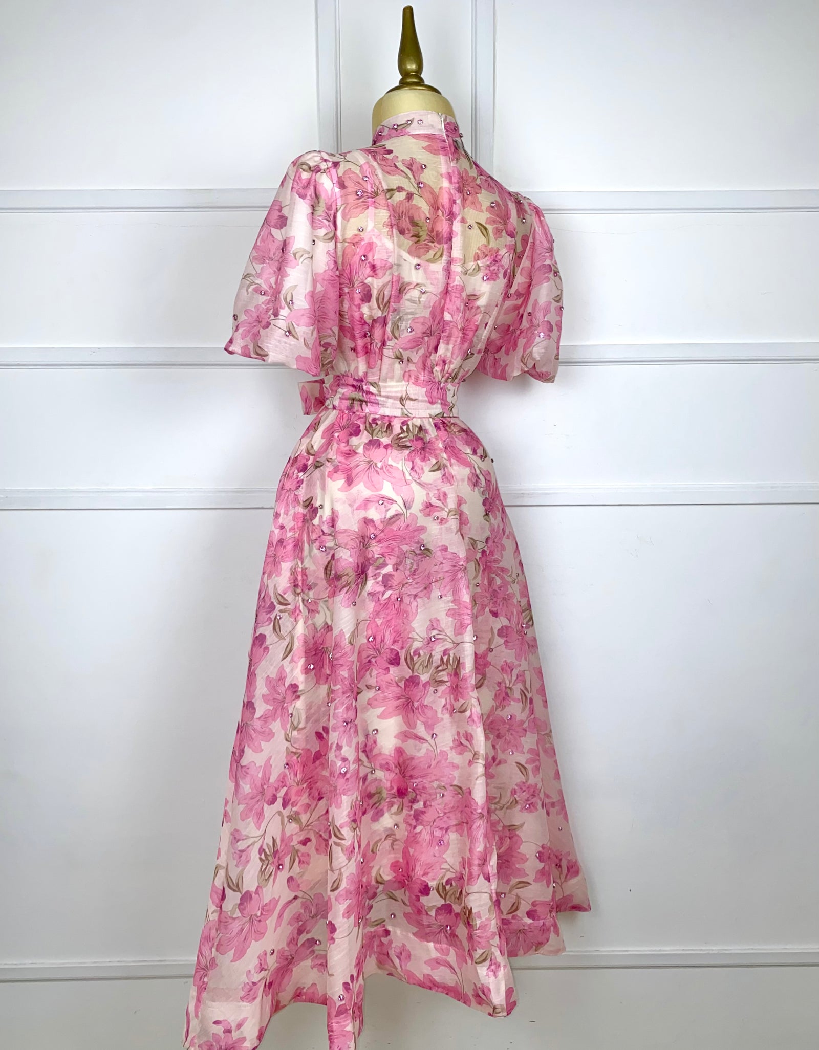 Vestido flores rosas con pedrería y listón