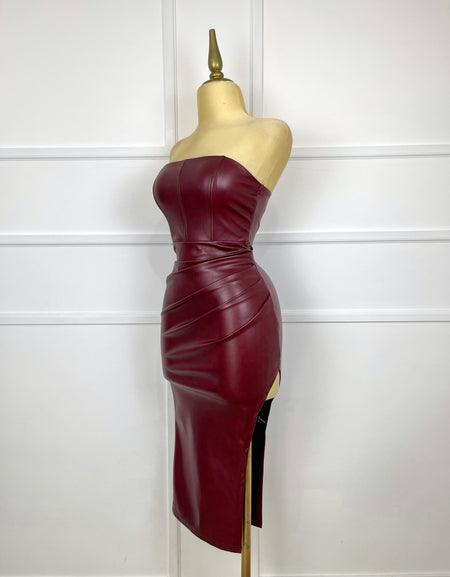 Vestido tinto vinipiel strapless