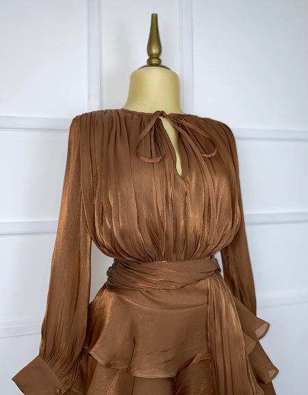 Set café brilloso tipo gasa con olanes