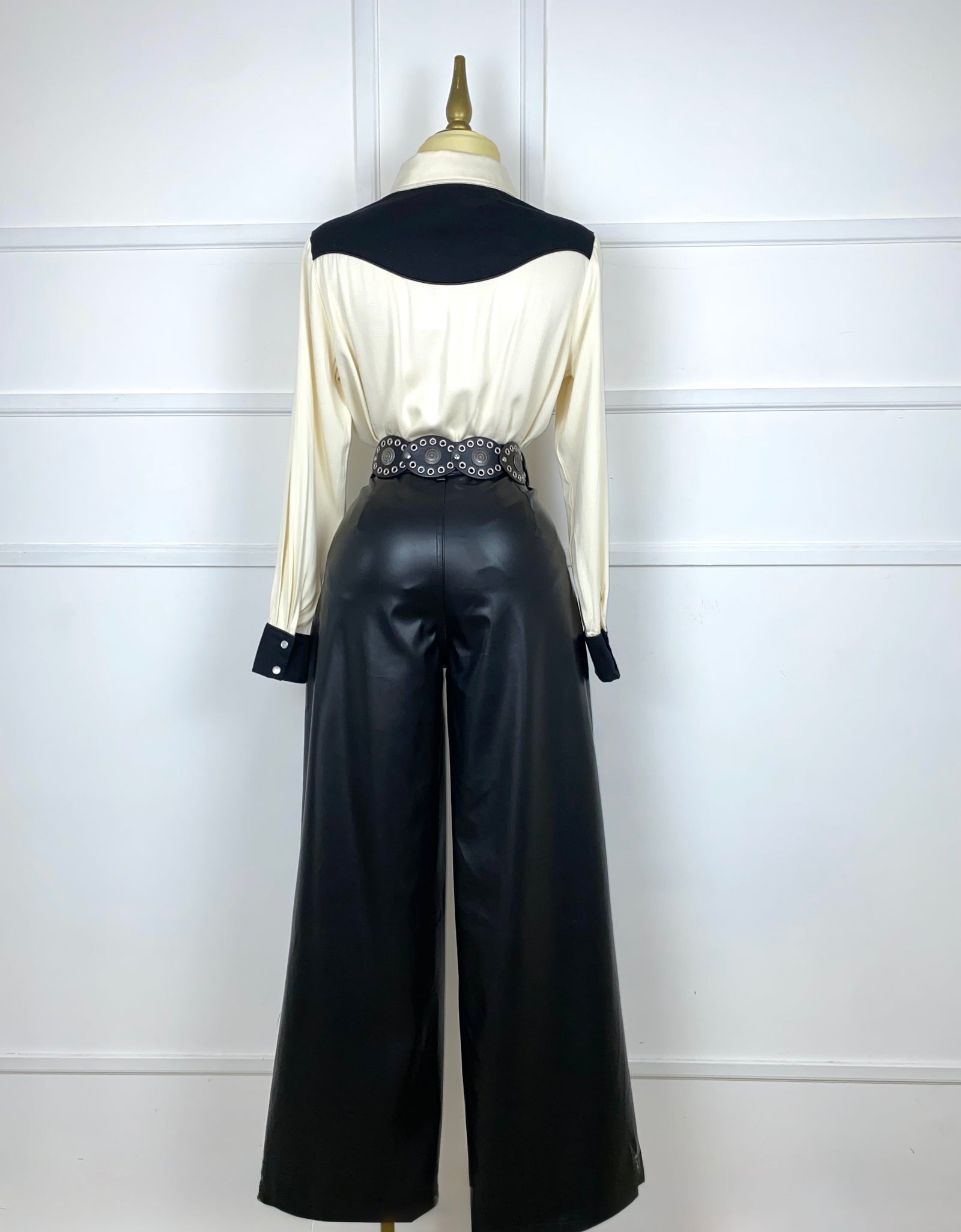 Camisa beige con negro vaquera