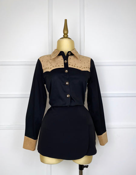 Camisa negra con estoperoles y caballo