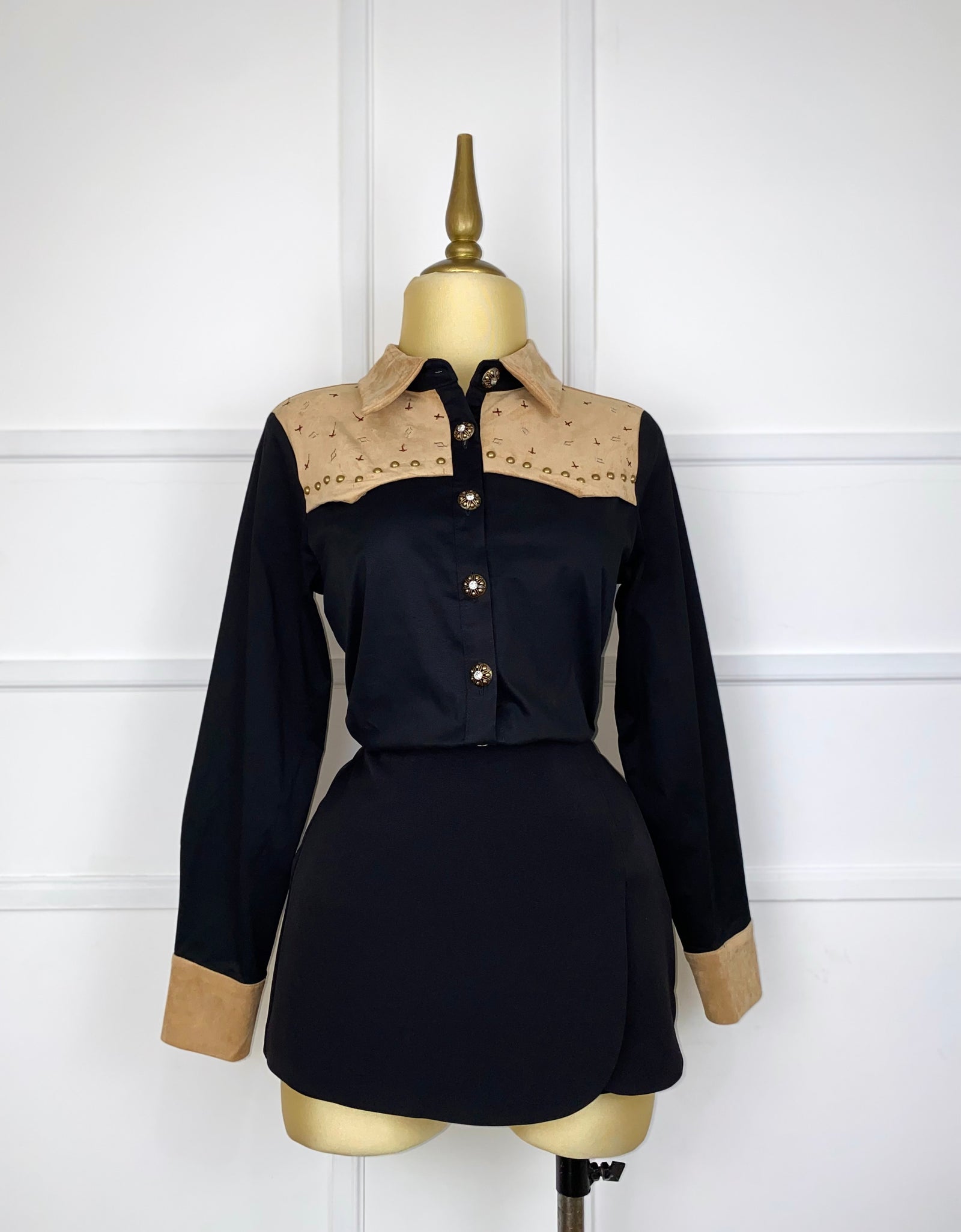 Camisa negra con estoperoles y caballo