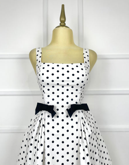 Vestido blanco con lunares y moños