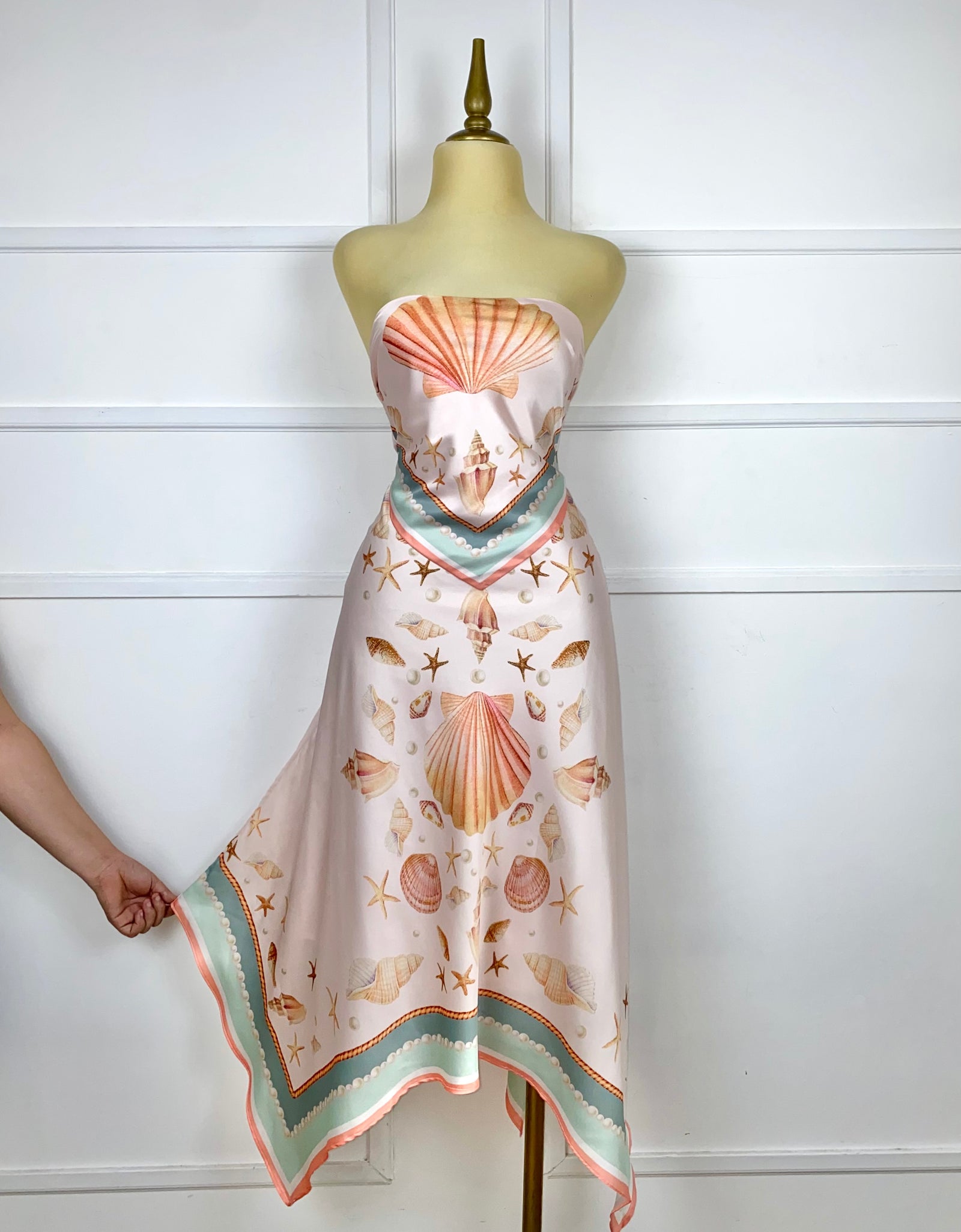 Vestido rosa asimétrico estampado conchas