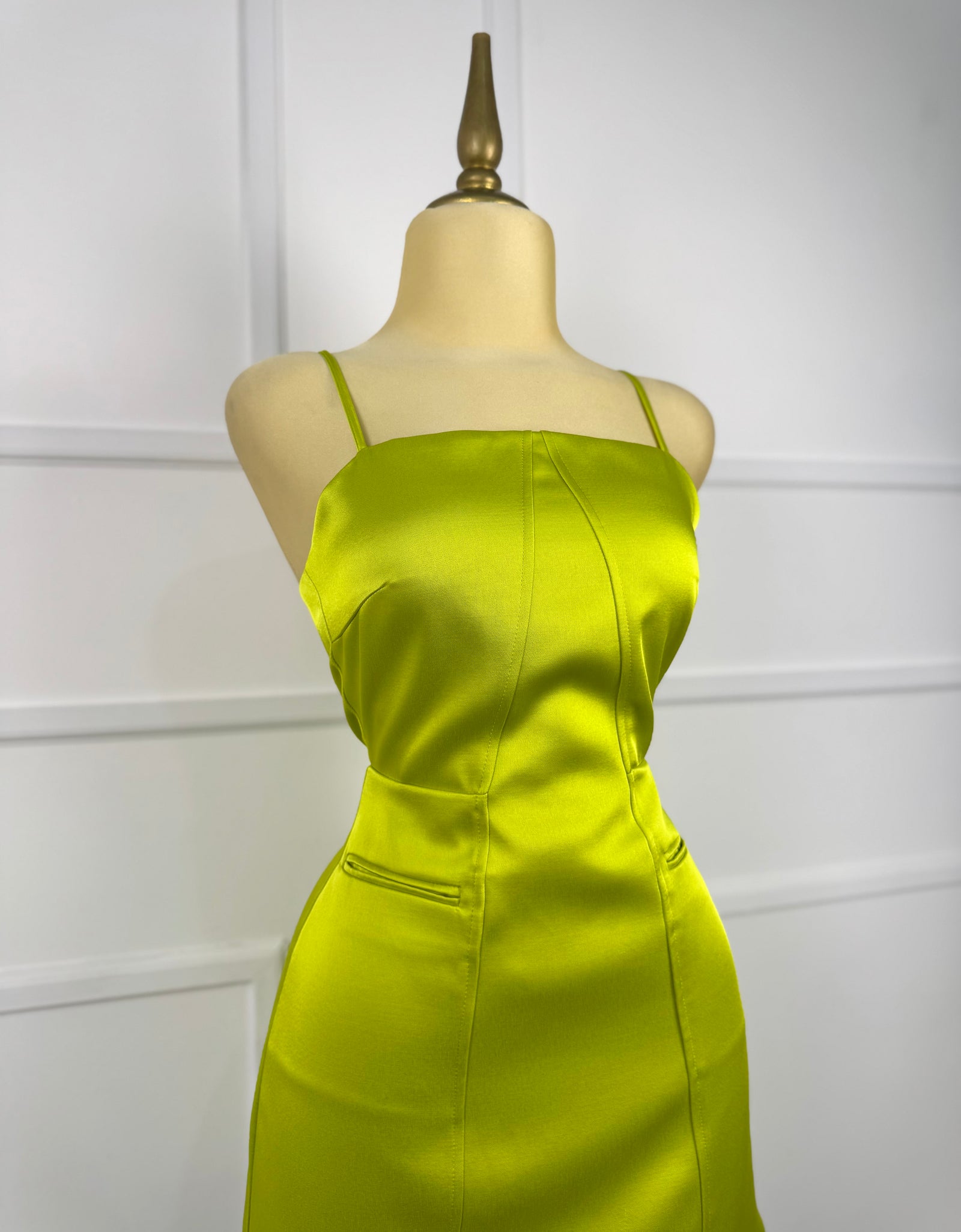 Vestido corto verde satín