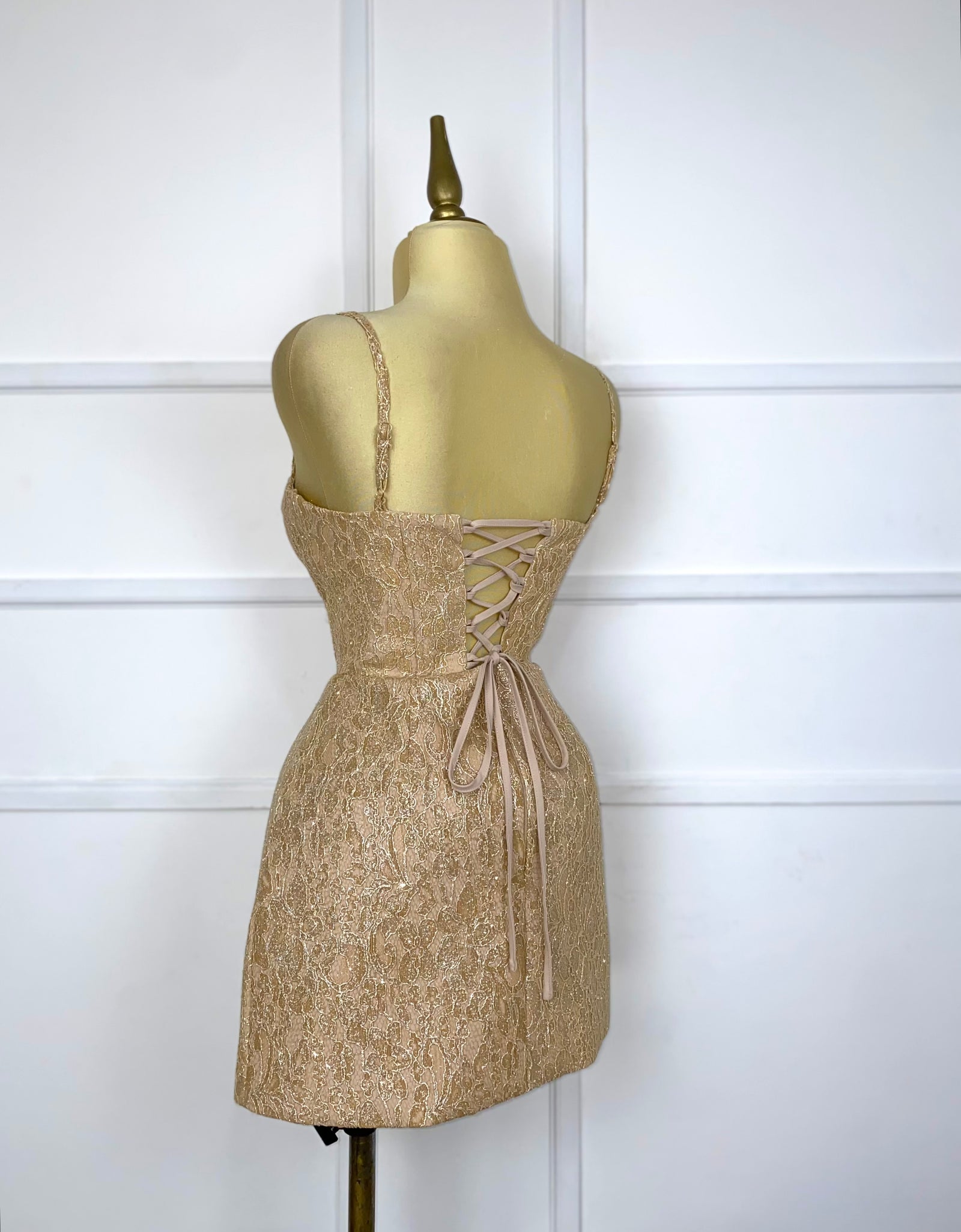 Vestido dorado con brocado