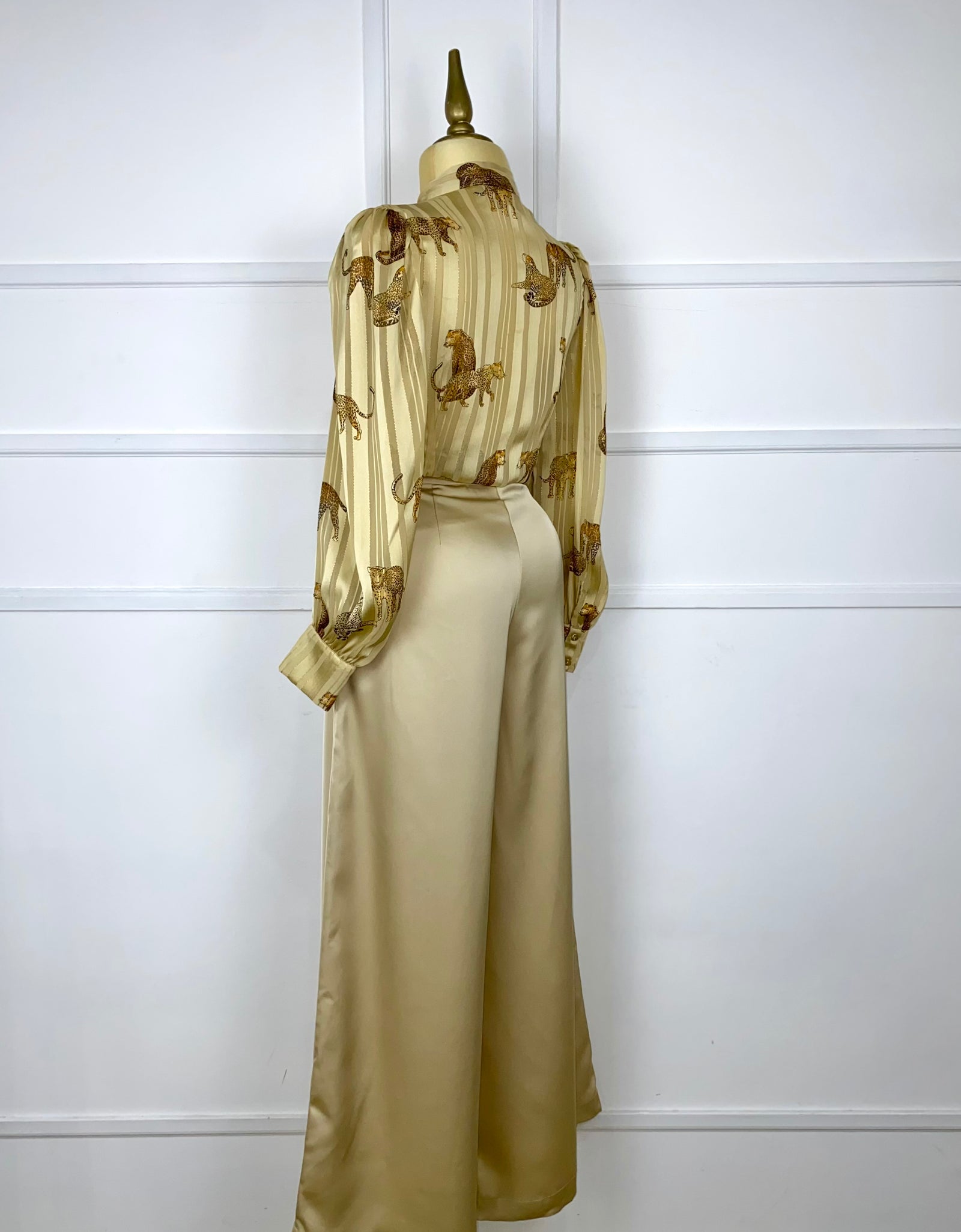 Set satinado con leopardos