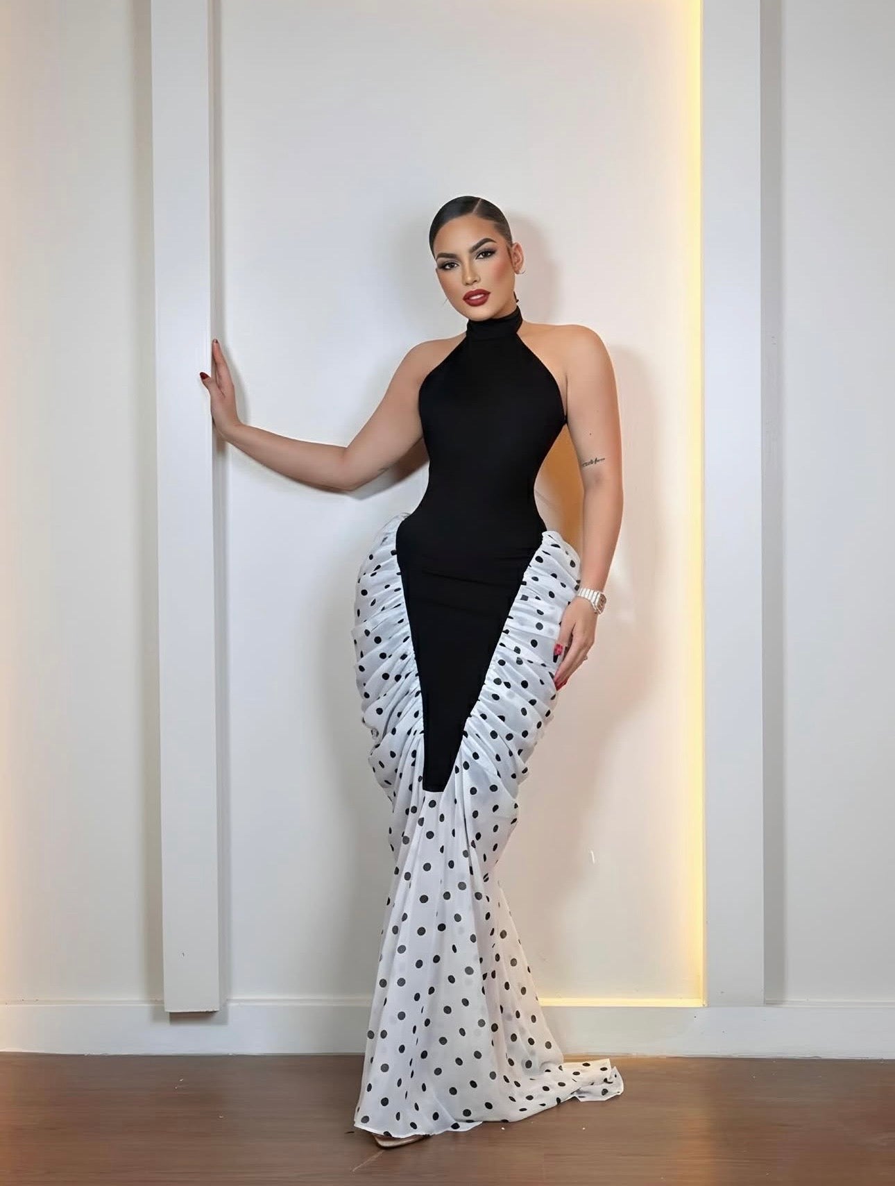 Vestido negro drapeado polka dots
