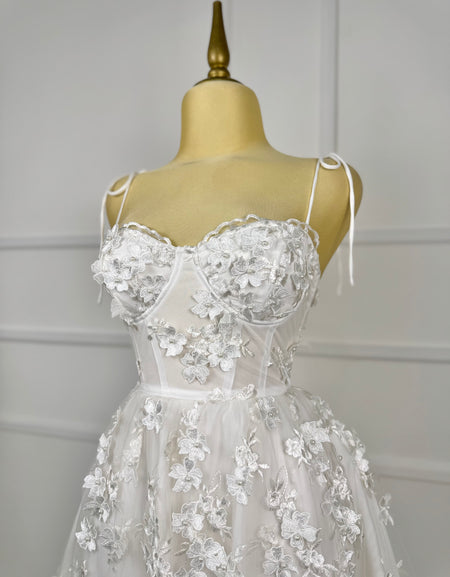 Vestido blanco con flores 3D